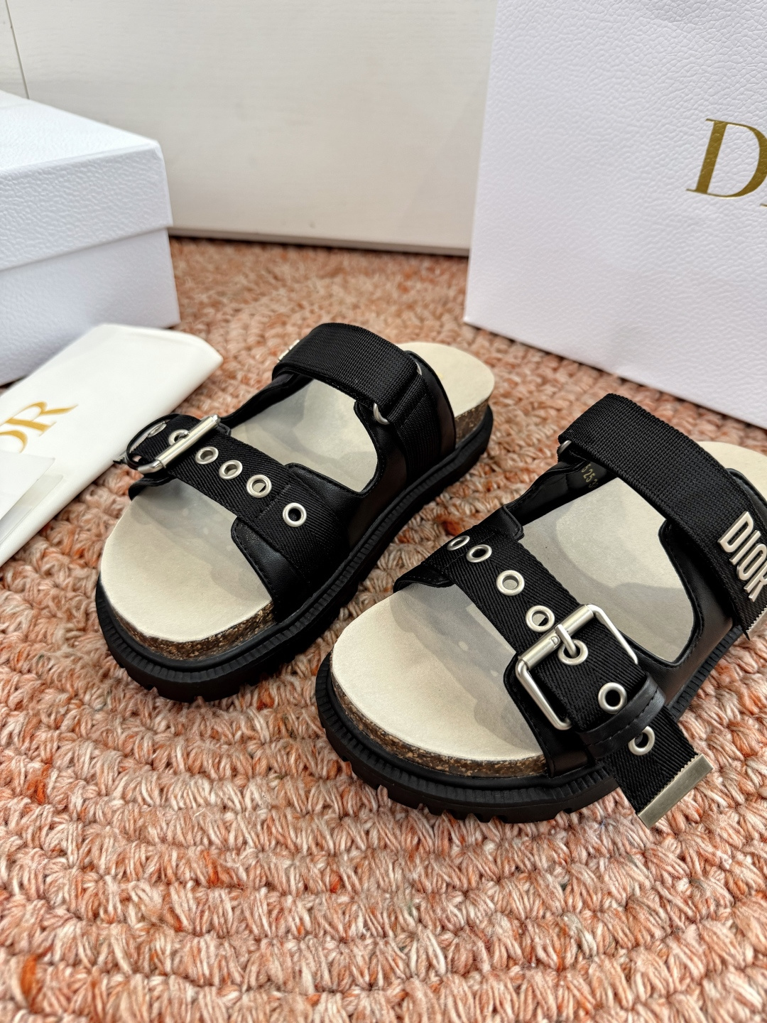 🌾代购级G133𝐃𝐢𝐎𝐑 迪奥2026早春新款凉鞋一眼就想要的凉鞋简单大方‘低调奢华！配上醒目的Chan