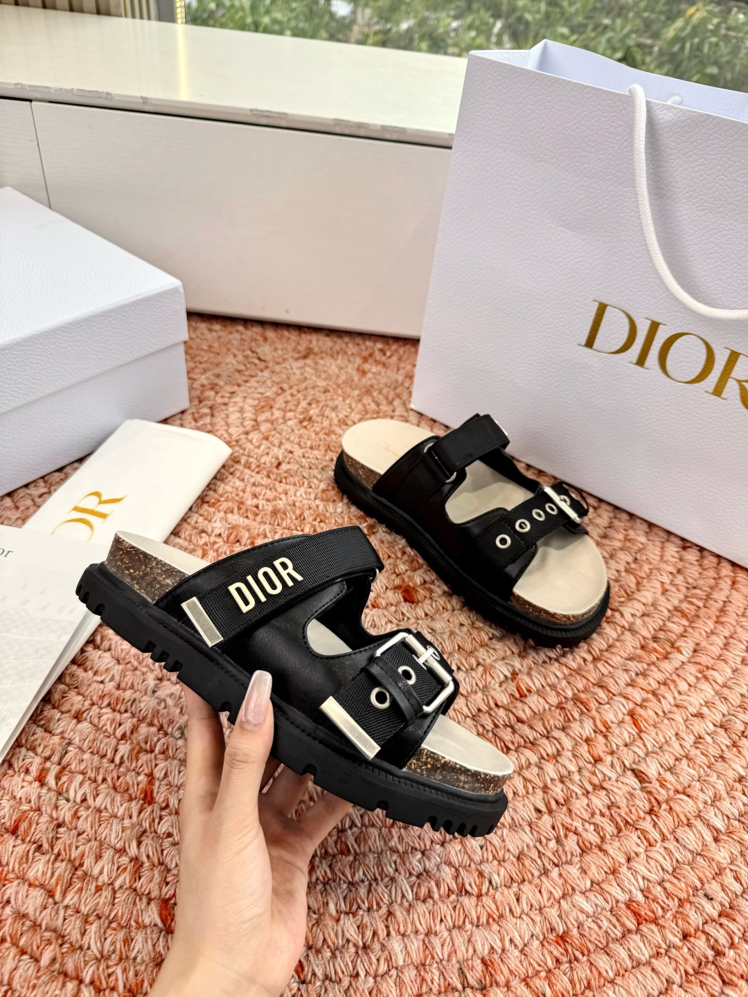 🌾代购级G133𝐃𝐢𝐎𝐑 迪奥2026早春新款凉鞋一眼就想要的凉鞋简单大方‘低调奢华！配上醒目的Chan