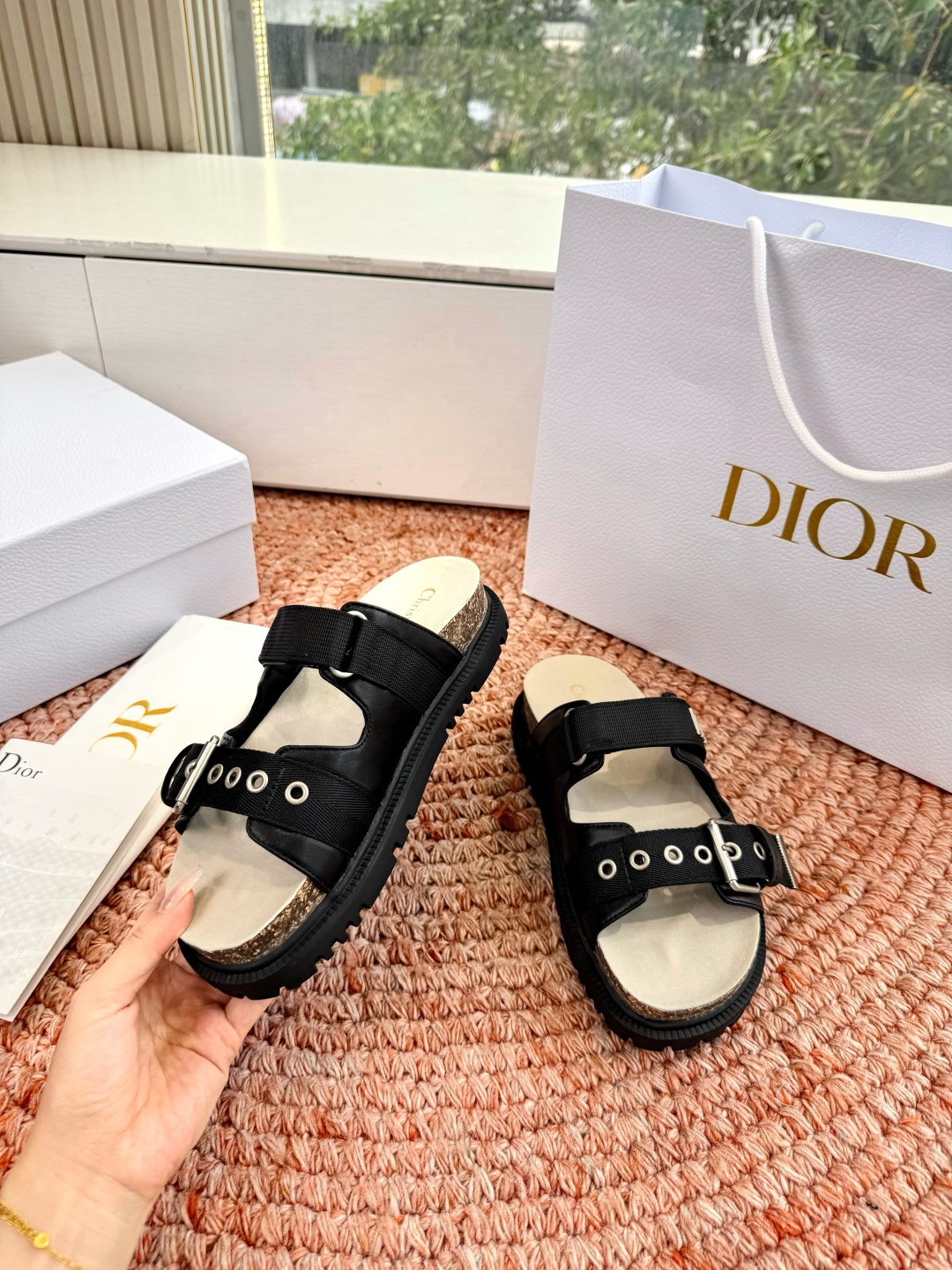 🌾代购级G133𝐃𝐢𝐎𝐑 迪奥2026早春新款凉鞋一眼就想要的凉鞋简单大方‘低调奢华！配上醒目的Chan