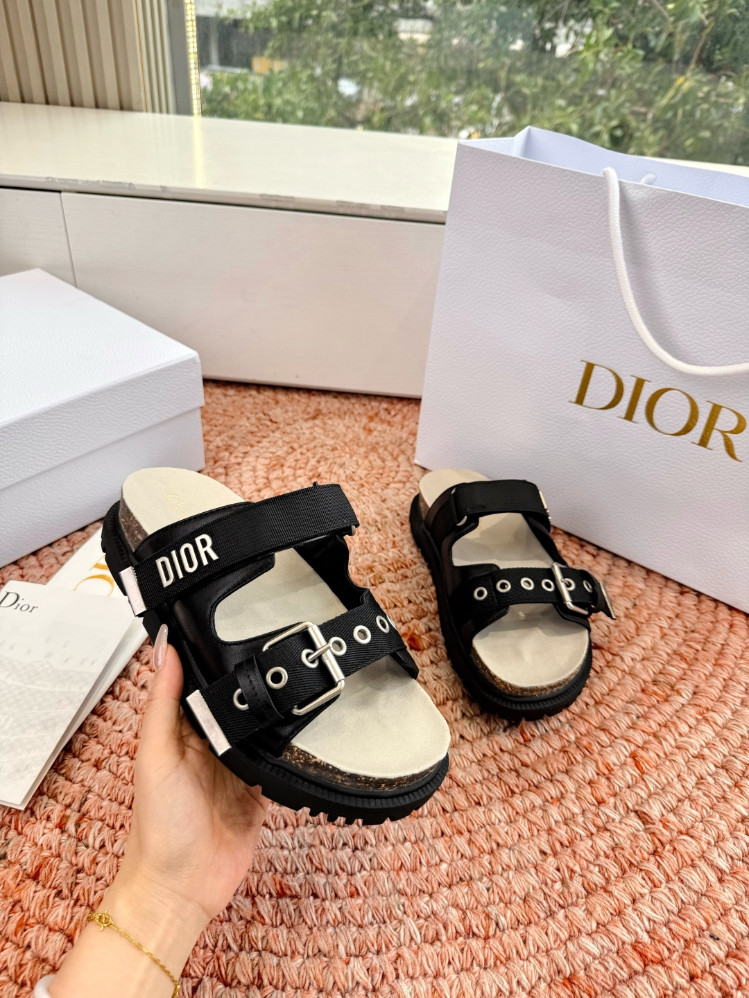 🌾代购级G133𝐃𝐢𝐎𝐑 迪奥2026早春新款凉鞋一眼就想要的凉鞋简单大方‘低调奢华！配上醒目的Chan