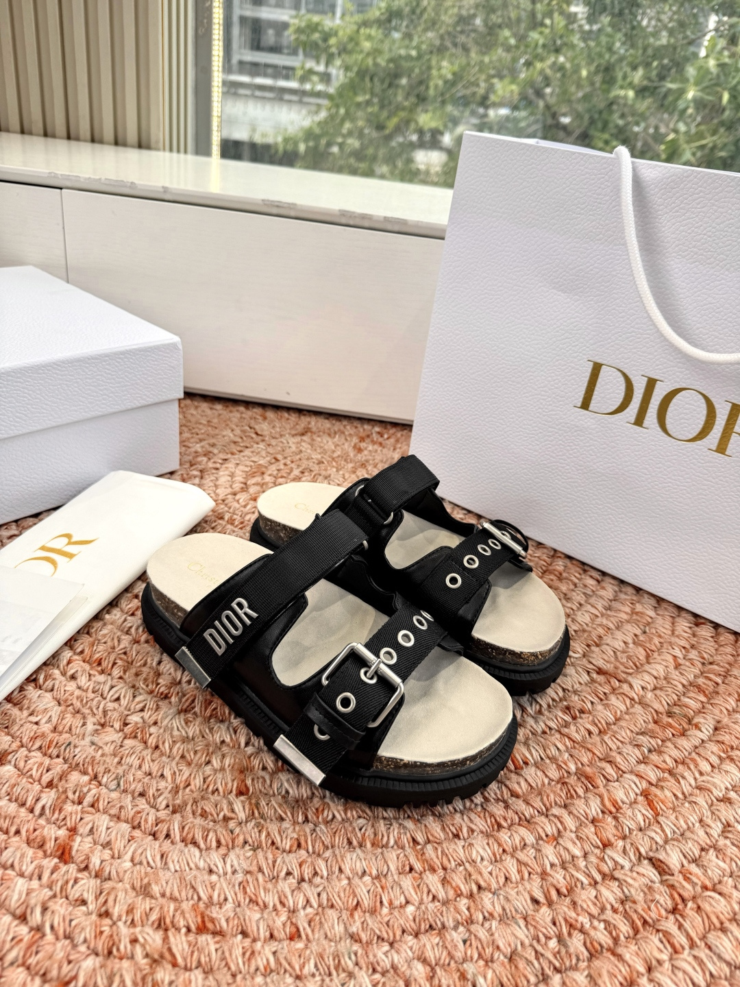 🌾代购级G133𝐃𝐢𝐎𝐑 迪奥2026早春新款凉鞋一眼就想要的凉鞋简单大方‘低调奢华！配上醒目的Chan