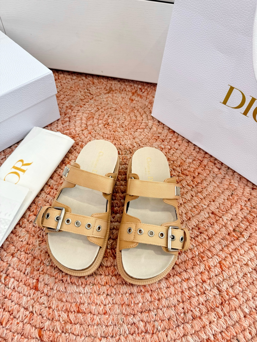 🌾代购级G133𝐃𝐢𝐎𝐑 迪奥2026早春新款凉鞋一眼就想要的凉鞋简单大方‘低调奢华！配上醒目的Chan