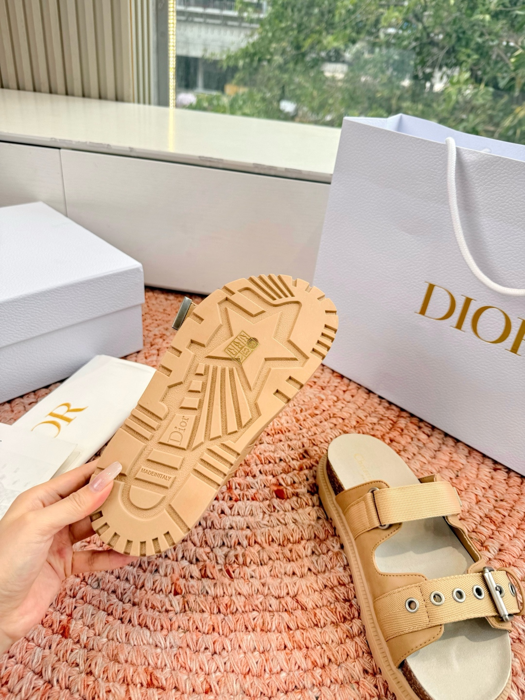 🌾代购级G133𝐃𝐢𝐎𝐑 迪奥2026早春新款凉鞋一眼就想要的凉鞋简单大方‘低调奢华！配上醒目的Chan