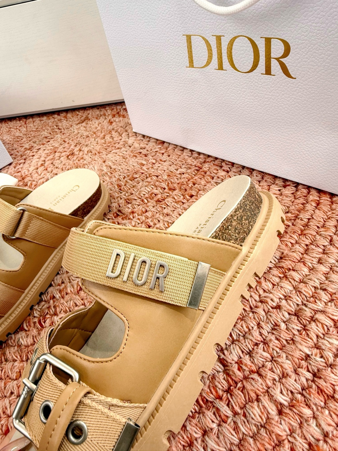 🌾代购级G133𝐃𝐢𝐎𝐑 迪奥2026早春新款凉鞋一眼就想要的凉鞋简单大方‘低调奢华！配上醒目的Chan