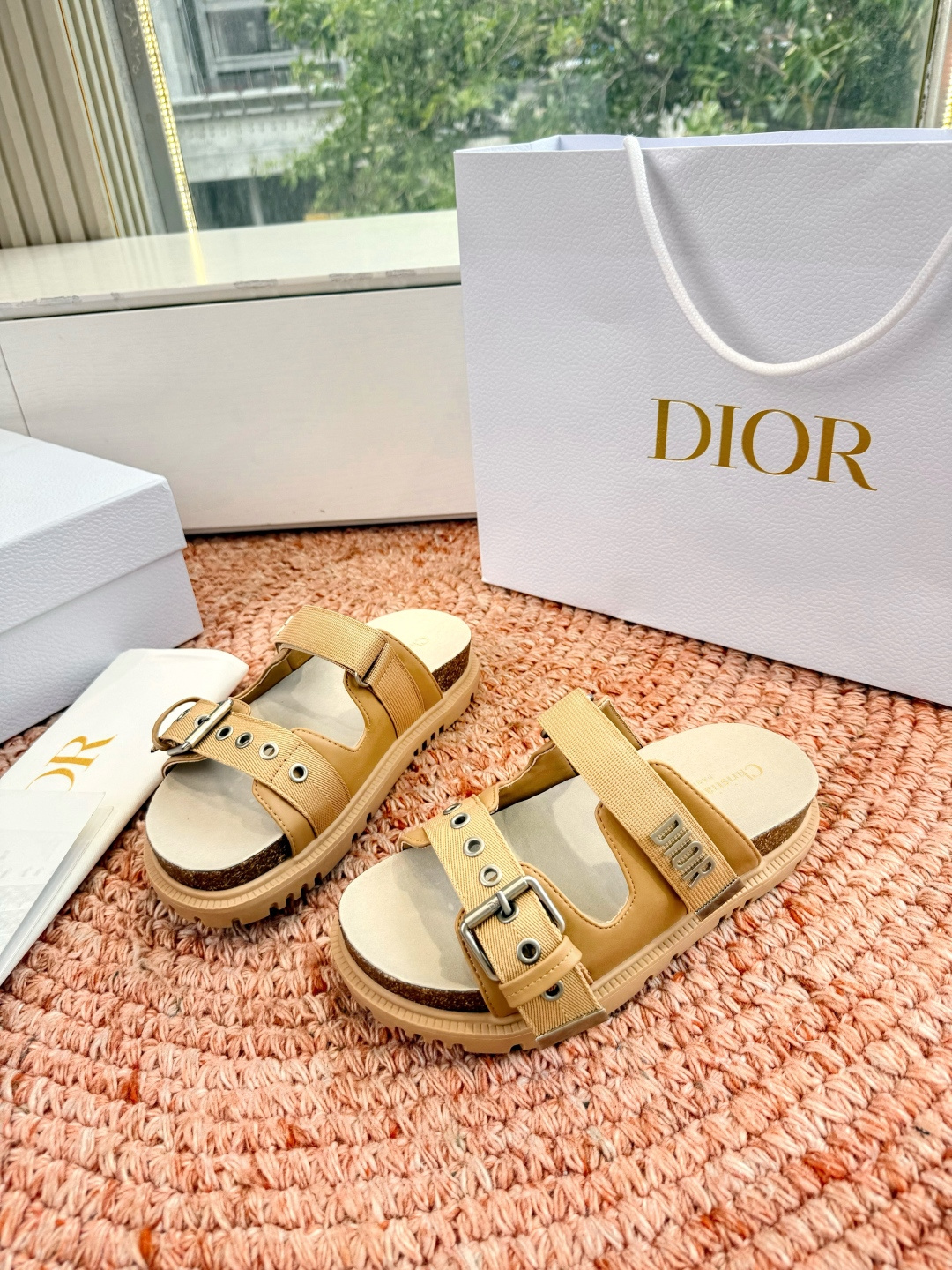🌾代购级G133𝐃𝐢𝐎𝐑 迪奥2026早春新款凉鞋一眼就想要的凉鞋简单大方‘低调奢华！配上醒目的Chan