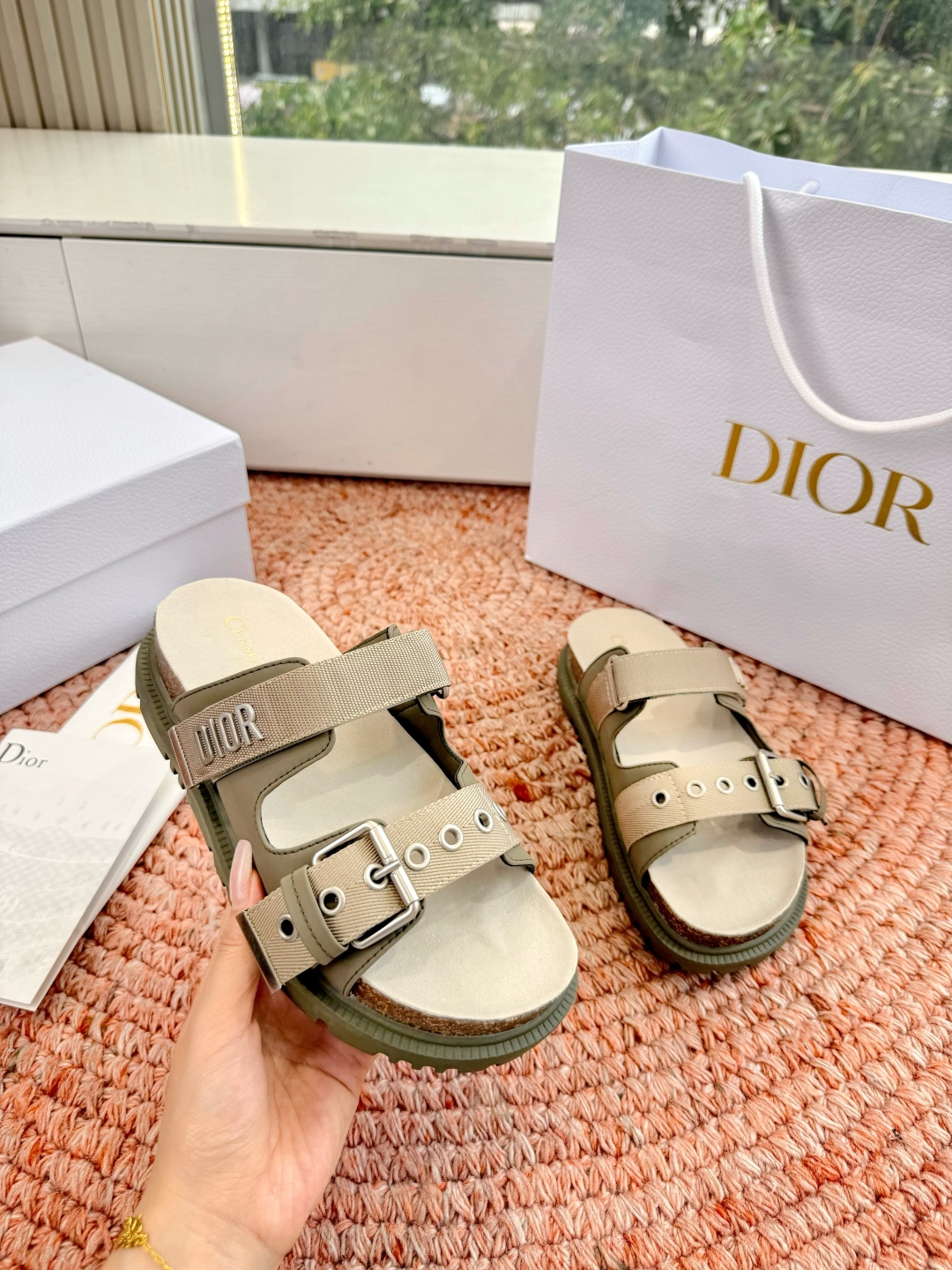 🌾代购级G133𝐃𝐢𝐎𝐑 迪奥2026早春新款凉鞋一眼就想要的凉鞋简单大方‘低调奢华！配上醒目的Chan
