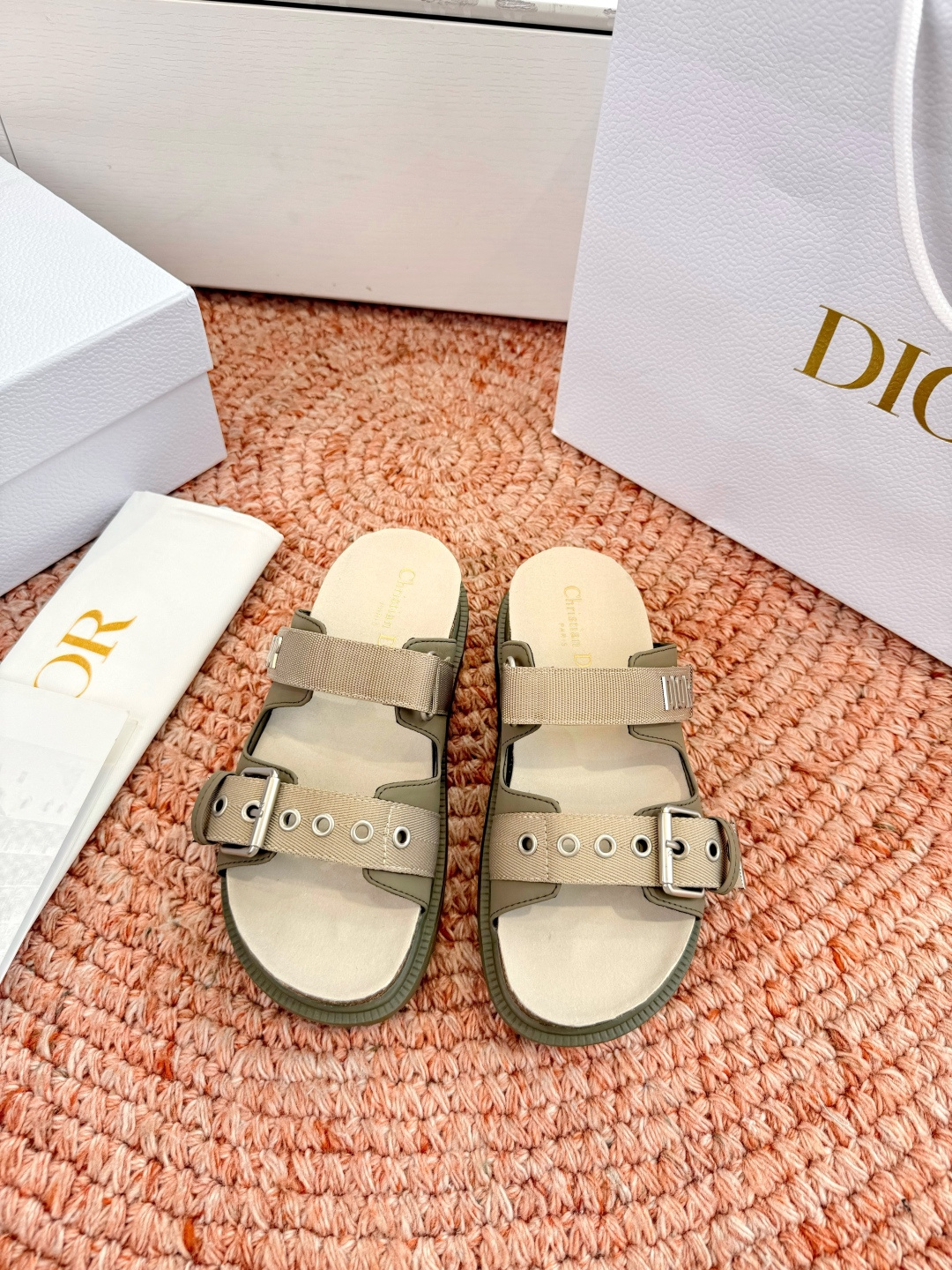 🌾代购级G133𝐃𝐢𝐎𝐑 迪奥2026早春新款凉鞋一眼就想要的凉鞋简单大方‘低调奢华！配上醒目的Chan