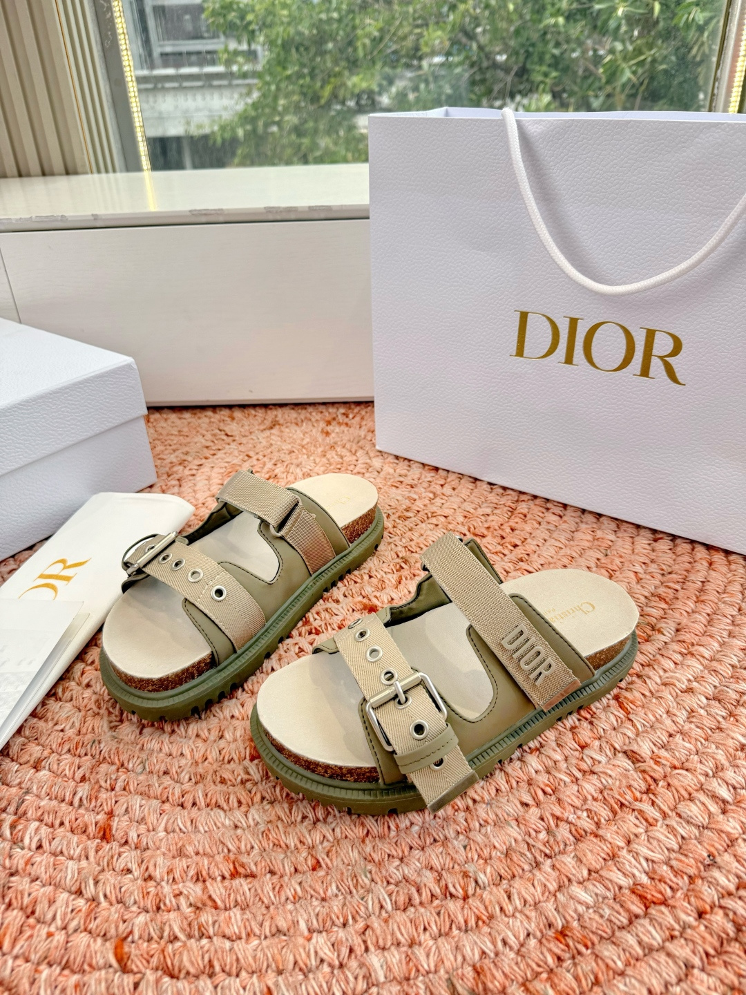🌾代购级G133𝐃𝐢𝐎𝐑 迪奥2026早春新款凉鞋一眼就想要的凉鞋简单大方‘低调奢华！配上醒目的Chan