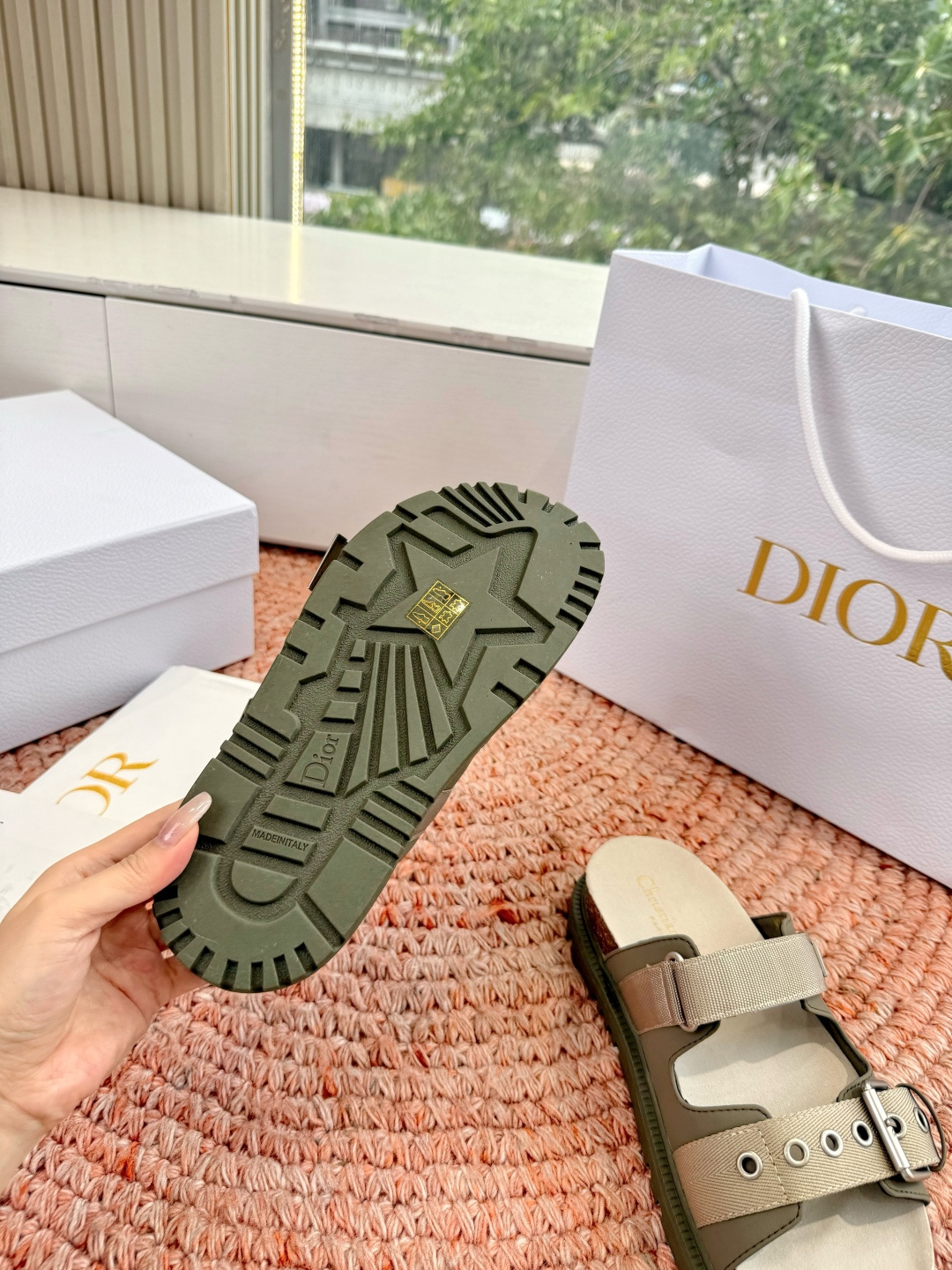 🌾代购级G133𝐃𝐢𝐎𝐑 迪奥2026早春新款凉鞋一眼就想要的凉鞋简单大方‘低调奢华！配上醒目的Chan