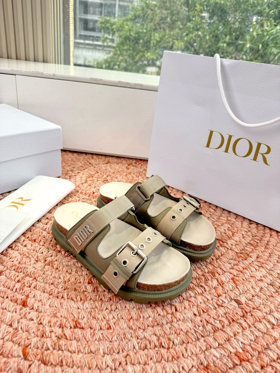 🌾代购级G133𝐃𝐢𝐎𝐑 迪奥2026早春新款凉鞋一眼就想要的凉鞋简单大方‘低调奢华！配上醒目的Chan