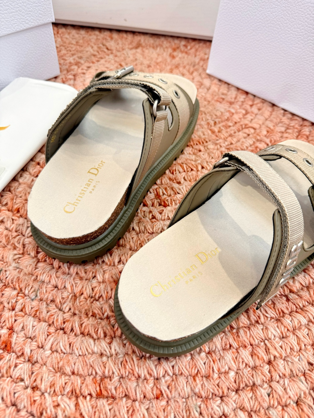 🌾代购级G133𝐃𝐢𝐎𝐑 迪奥2026早春新款凉鞋一眼就想要的凉鞋简单大方‘低调奢华！配上醒目的Chan