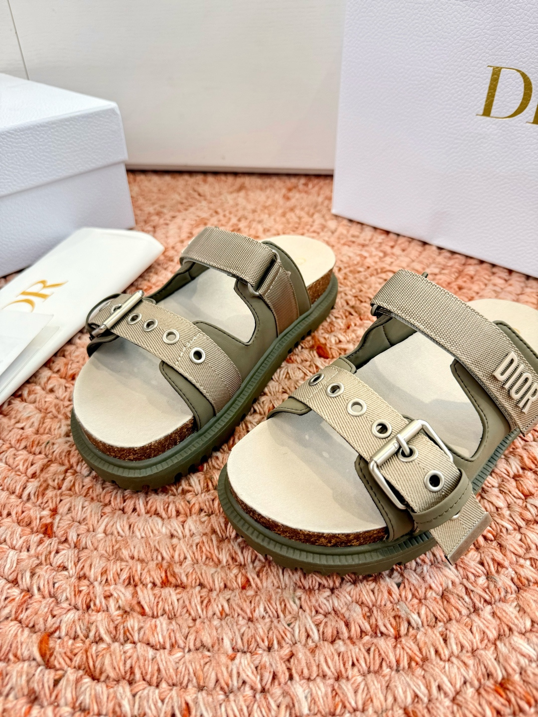 🌾代购级G133𝐃𝐢𝐎𝐑 迪奥2026早春新款凉鞋一眼就想要的凉鞋简单大方‘低调奢华！配上醒目的Chan