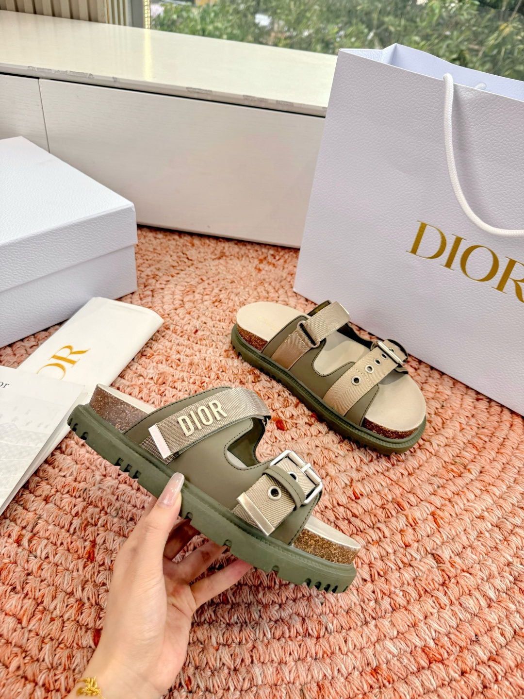 🌾代购级G133𝐃𝐢𝐎𝐑 迪奥2026早春新款凉鞋一眼就想要的凉鞋简单大方‘低调奢华！配上醒目的Chan