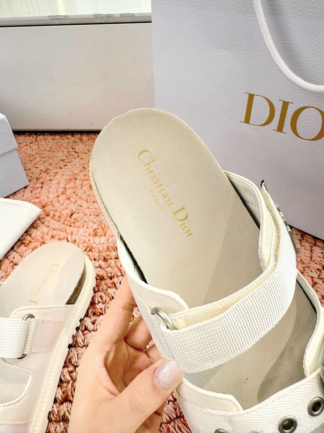 🌾代购级G133𝐃𝐢𝐎𝐑 迪奥2026早春新款凉鞋一眼就想要的凉鞋简单大方‘低调奢华！配上醒目的Chan