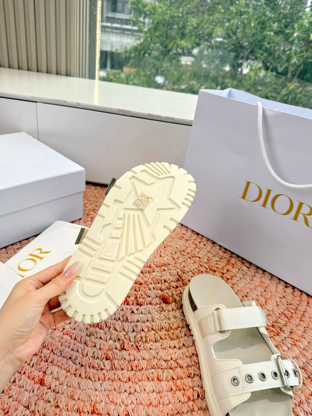 🌾代购级G133𝐃𝐢𝐎𝐑 迪奥2026早春新款凉鞋一眼就想要的凉鞋简单大方‘低调奢华！配上醒目的Chan