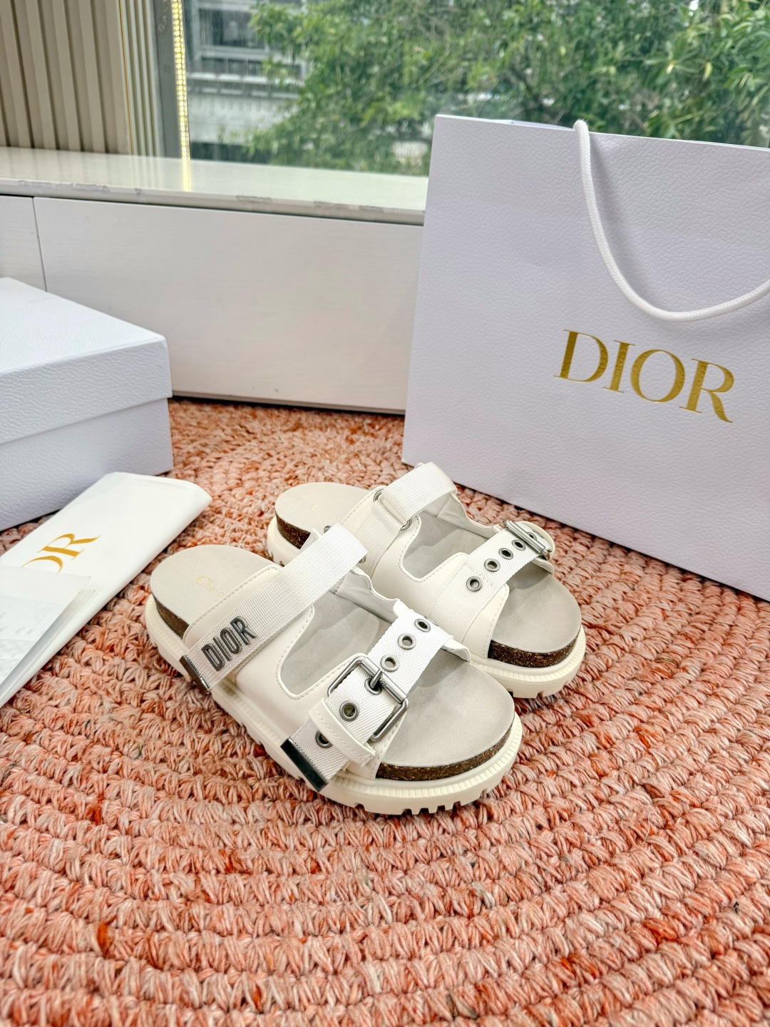 🌾代购级G133𝐃𝐢𝐎𝐑 迪奥2026早春新款凉鞋一眼就想要的凉鞋简单大方‘低调奢华！配上醒目的Chan