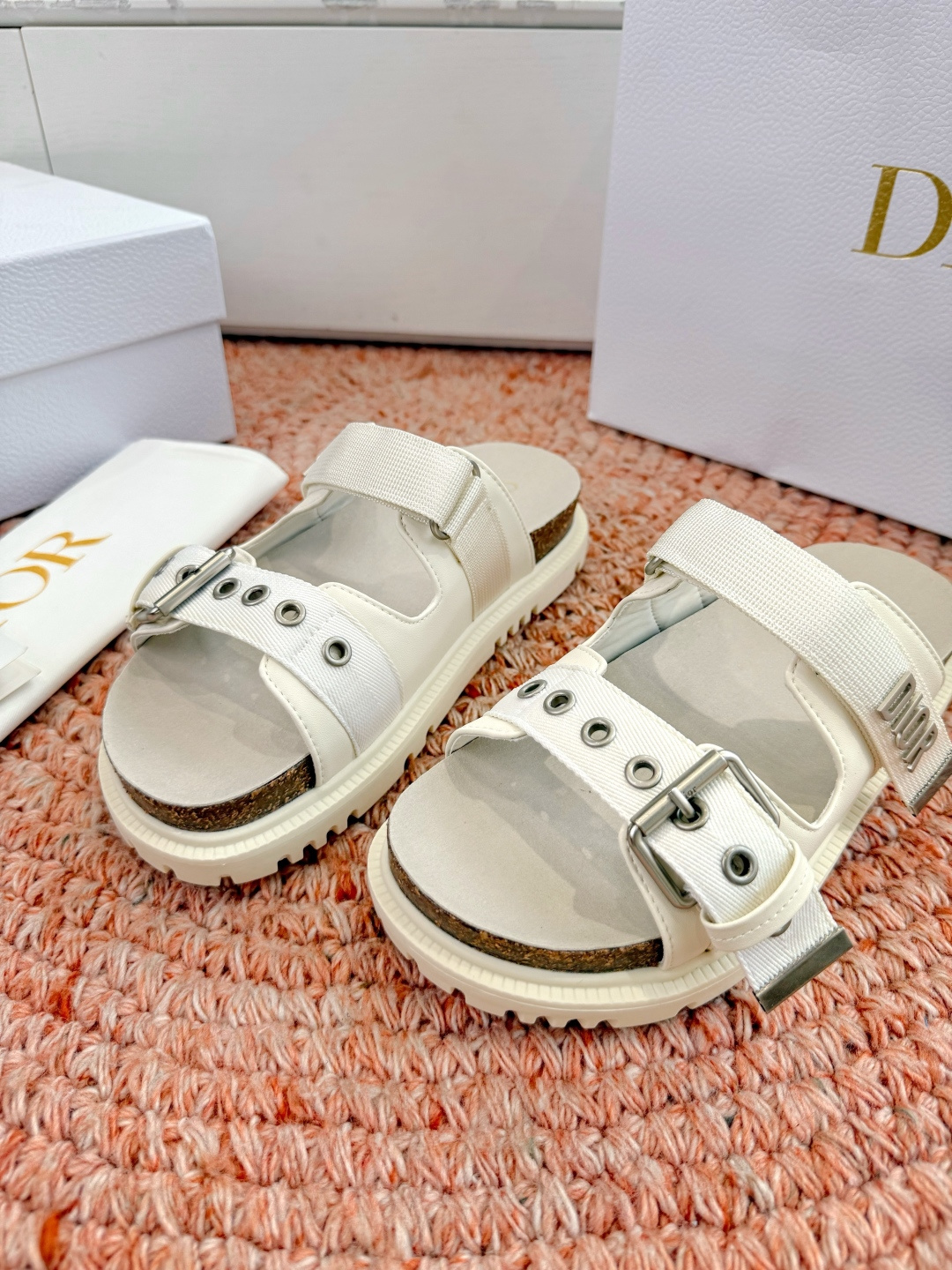🌾代购级G133𝐃𝐢𝐎𝐑 迪奥2026早春新款凉鞋一眼就想要的凉鞋简单大方‘低调奢华！配上醒目的Chan