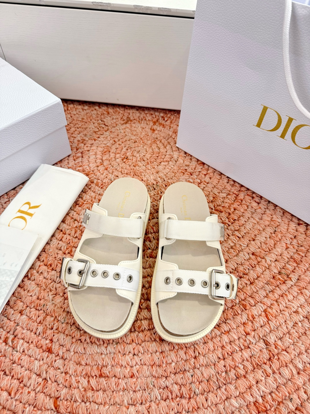 🌾代购级G133𝐃𝐢𝐎𝐑 迪奥2026早春新款凉鞋一眼就想要的凉鞋简单大方‘低调奢华！配上醒目的Chan