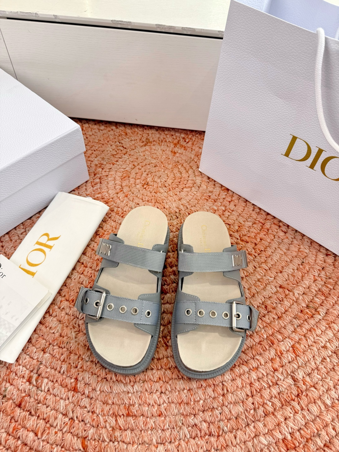 🌾代购级G133𝐃𝐢𝐎𝐑 迪奥2026早春新款凉鞋一眼就想要的凉鞋简单大方‘低调奢华！配上醒目的Chan