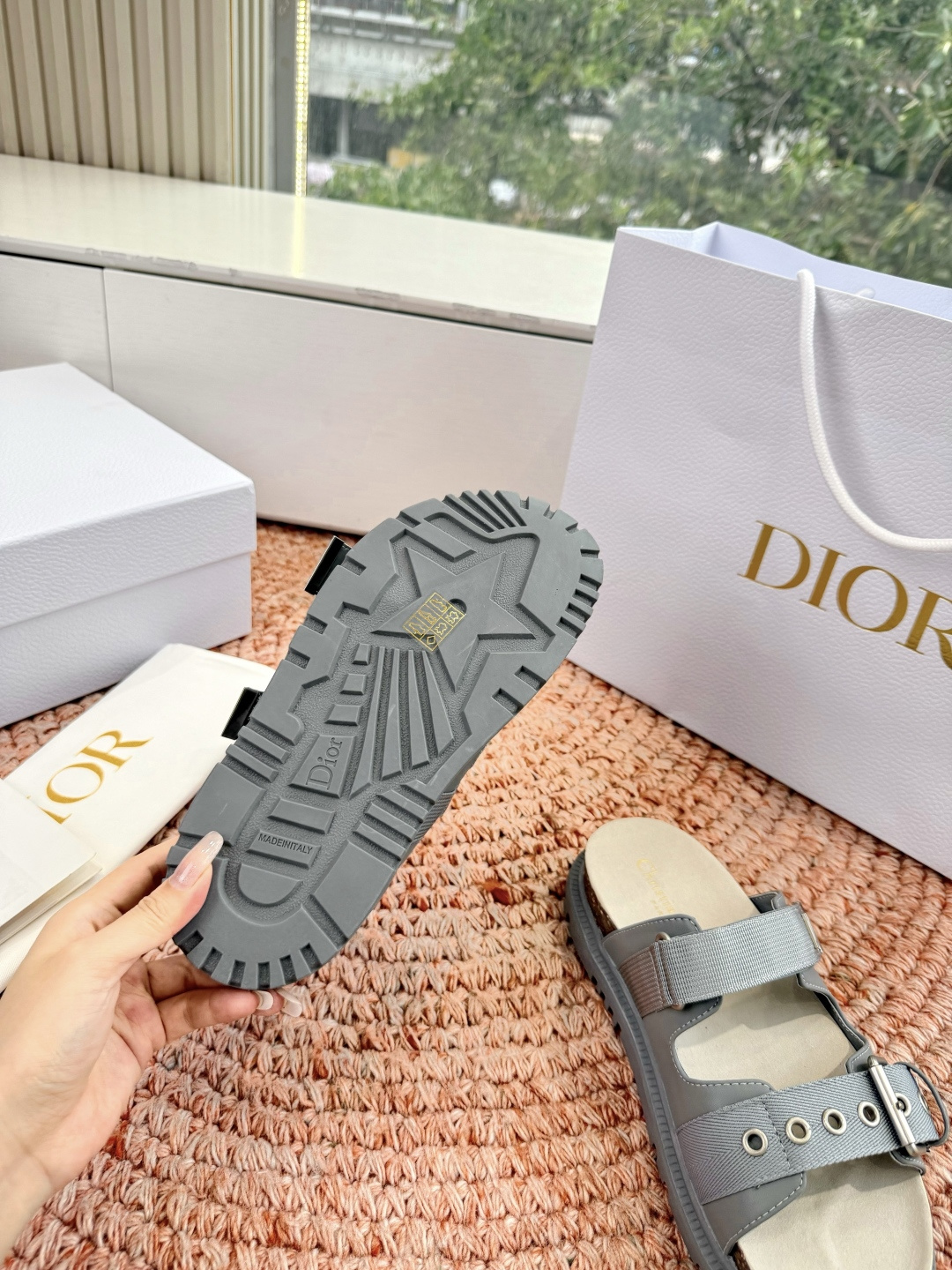 🌾代购级G133𝐃𝐢𝐎𝐑 迪奥2026早春新款凉鞋一眼就想要的凉鞋简单大方‘低调奢华！配上醒目的Chan