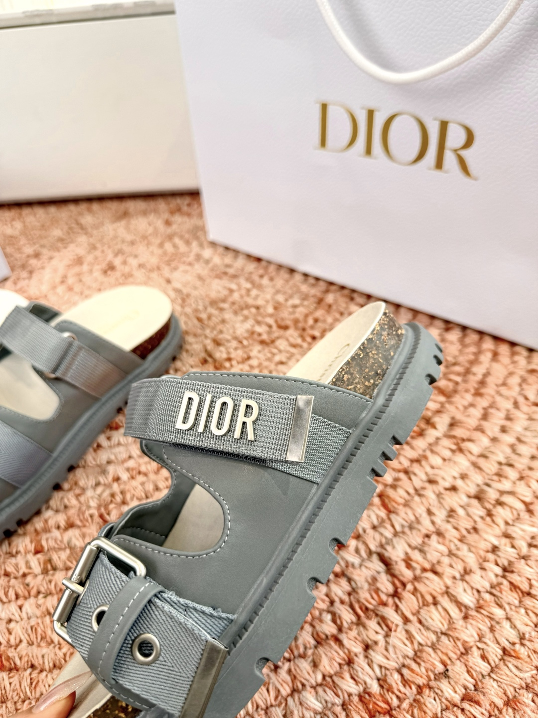 🌾代购级G133𝐃𝐢𝐎𝐑 迪奥2026早春新款凉鞋一眼就想要的凉鞋简单大方‘低调奢华！配上醒目的Chan