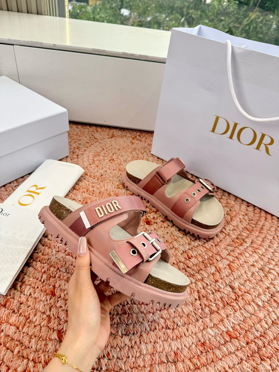 🌾代购级G133𝐃𝐢𝐎𝐑 迪奥2026早春新款凉鞋一眼就想要的凉鞋简单大方‘低调奢华！配上醒目的Chan