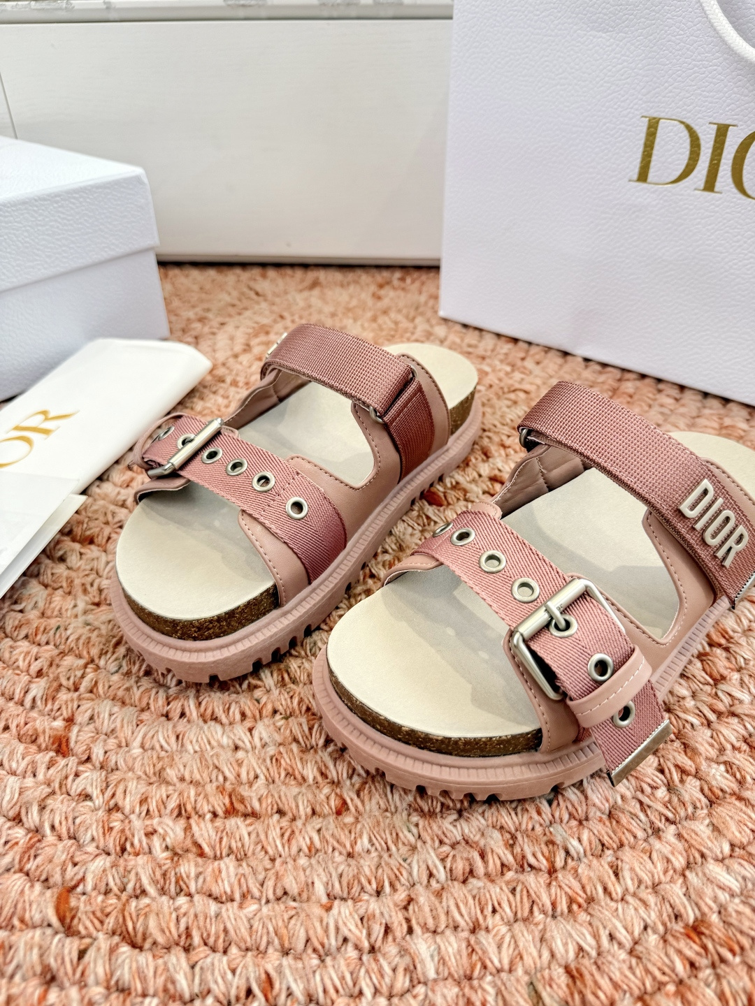 🌾代购级G133𝐃𝐢𝐎𝐑 迪奥2026早春新款凉鞋一眼就想要的凉鞋简单大方‘低调奢华！配上醒目的Chan