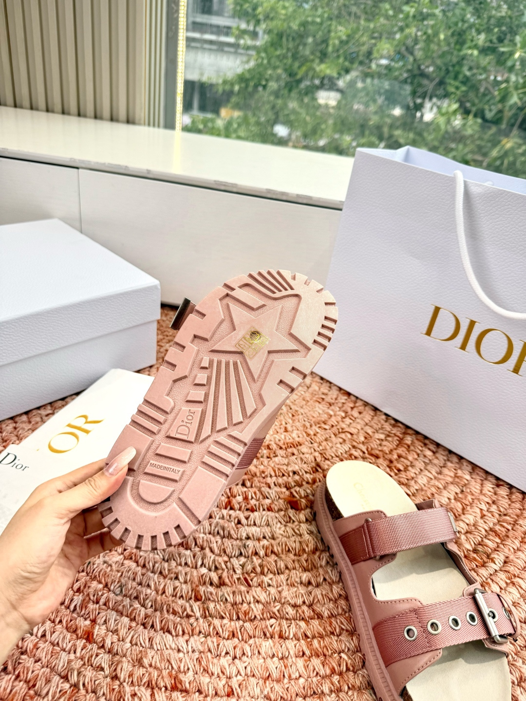 🌾代购级G133𝐃𝐢𝐎𝐑 迪奥2026早春新款凉鞋一眼就想要的凉鞋简单大方‘低调奢华！配上醒目的Chan