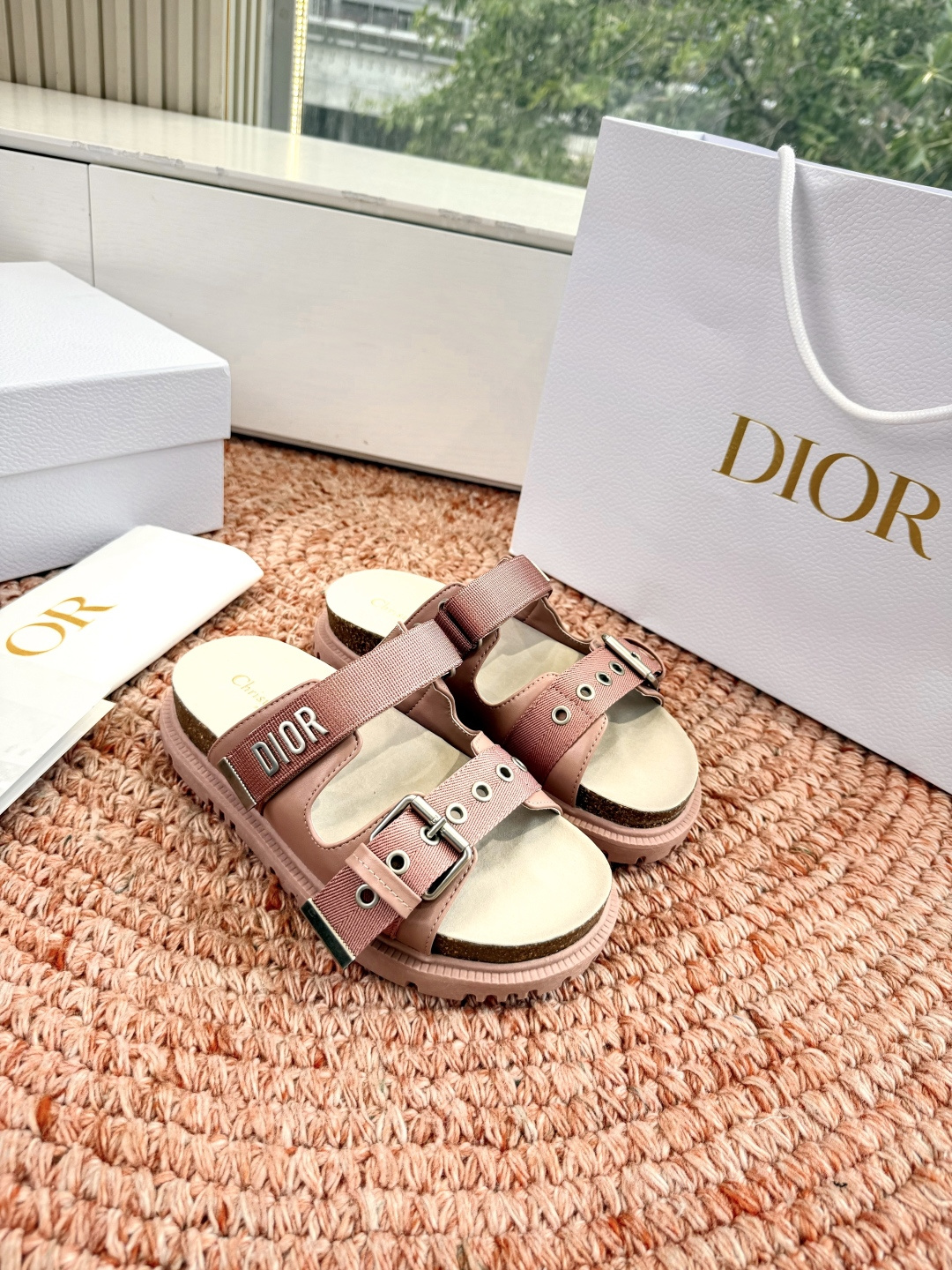 🌾代购级G133𝐃𝐢𝐎𝐑 迪奥2026早春新款凉鞋一眼就想要的凉鞋简单大方‘低调奢华！配上醒目的Chan