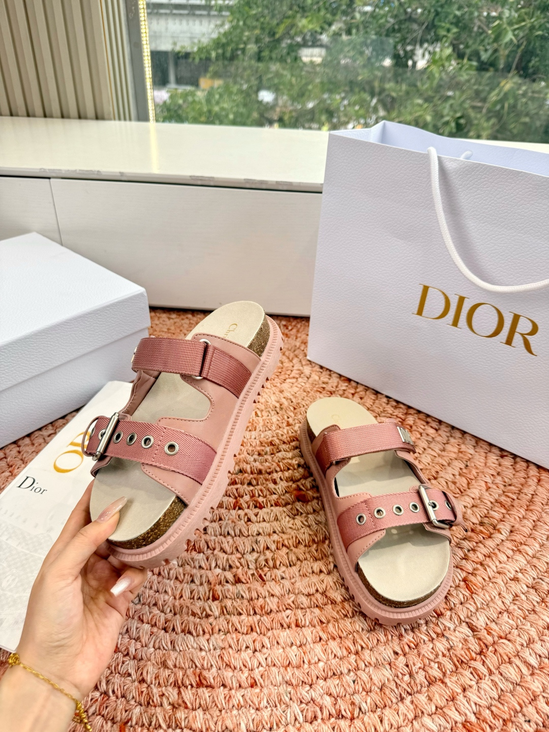 🌾代购级G133𝐃𝐢𝐎𝐑 迪奥2026早春新款凉鞋一眼就想要的凉鞋简单大方‘低调奢华！配上醒目的Chan
