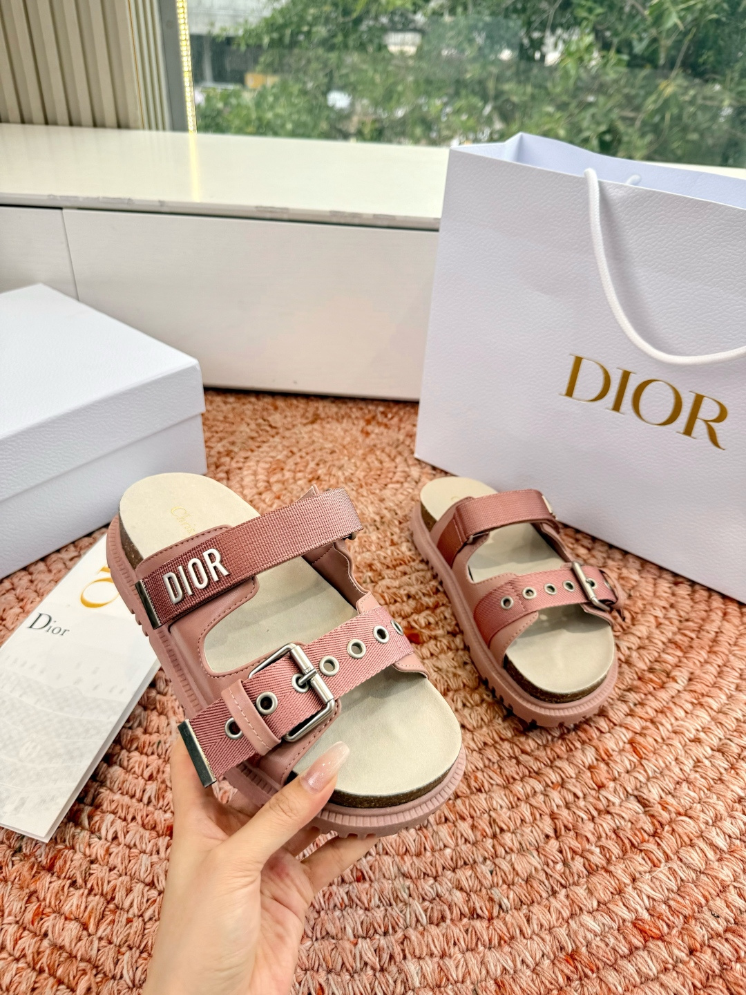 🌾代购级G133𝐃𝐢𝐎𝐑 迪奥2026早春新款凉鞋一眼就想要的凉鞋简单大方‘低调奢华！配上醒目的Chan