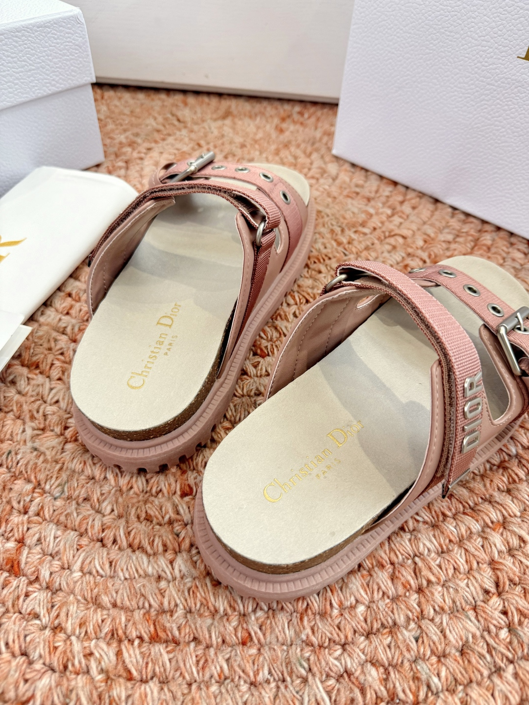 🌾代购级G133𝐃𝐢𝐎𝐑 迪奥2026早春新款凉鞋一眼就想要的凉鞋简单大方‘低调奢华！配上醒目的Chan