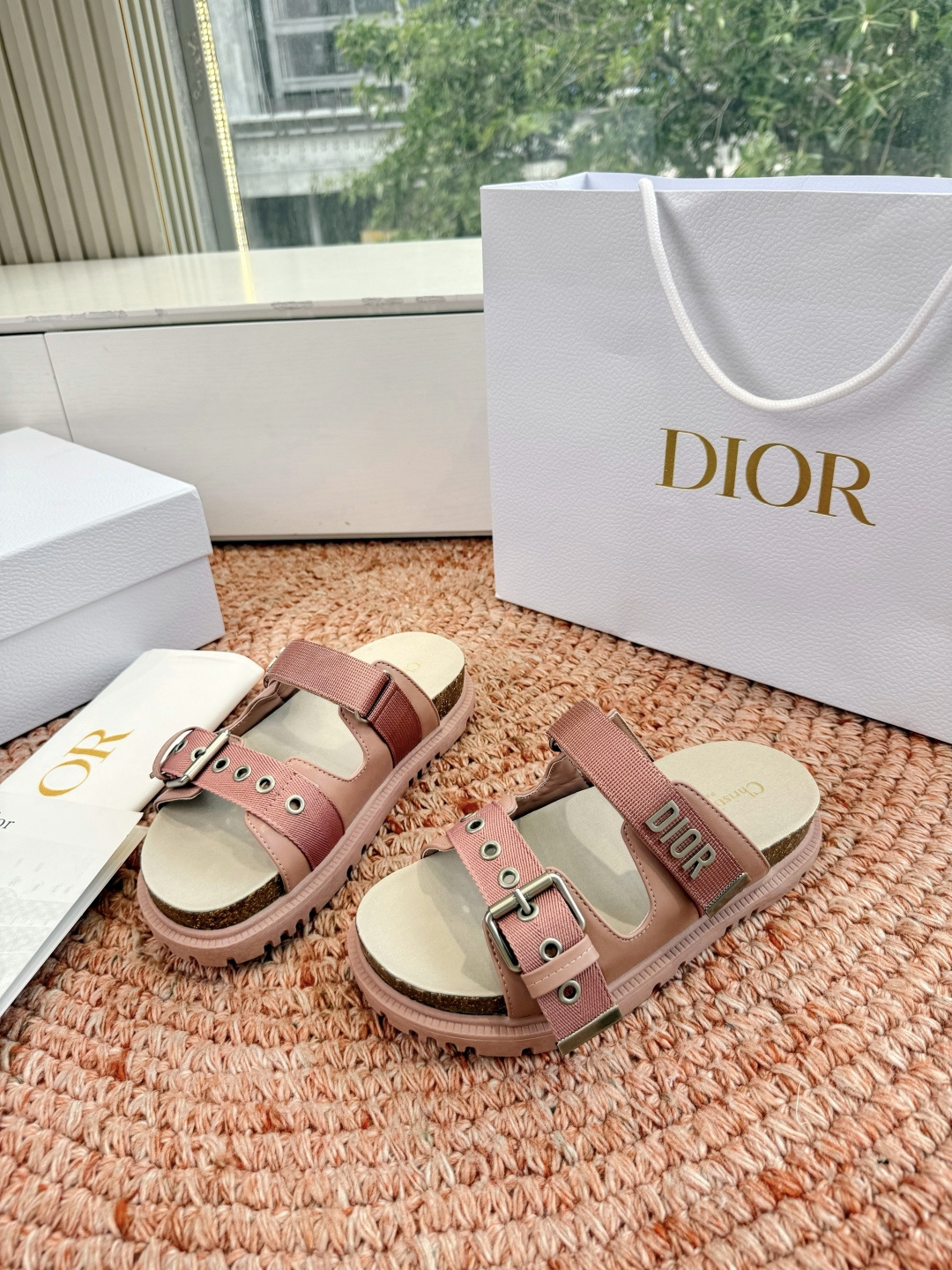 🌾代购级G133𝐃𝐢𝐎𝐑 迪奥2026早春新款凉鞋一眼就想要的凉鞋简单大方‘低调奢华！配上醒目的Chan