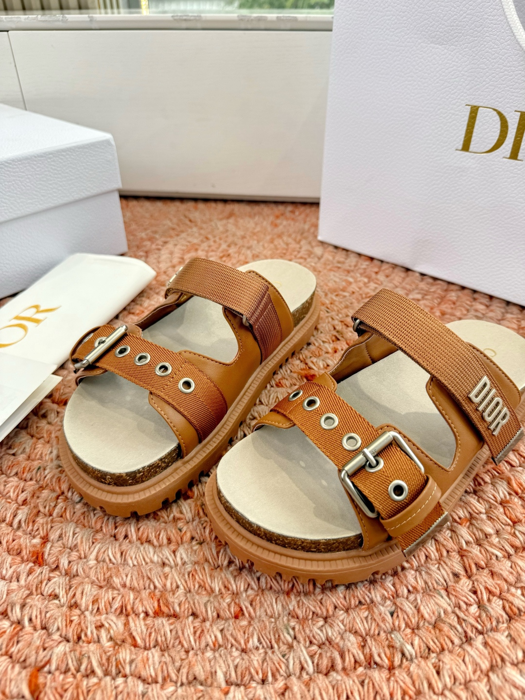 🌾代购级G133𝐃𝐢𝐎𝐑 迪奥2026早春新款凉鞋一眼就想要的凉鞋简单大方‘低调奢华！配上醒目的Chan