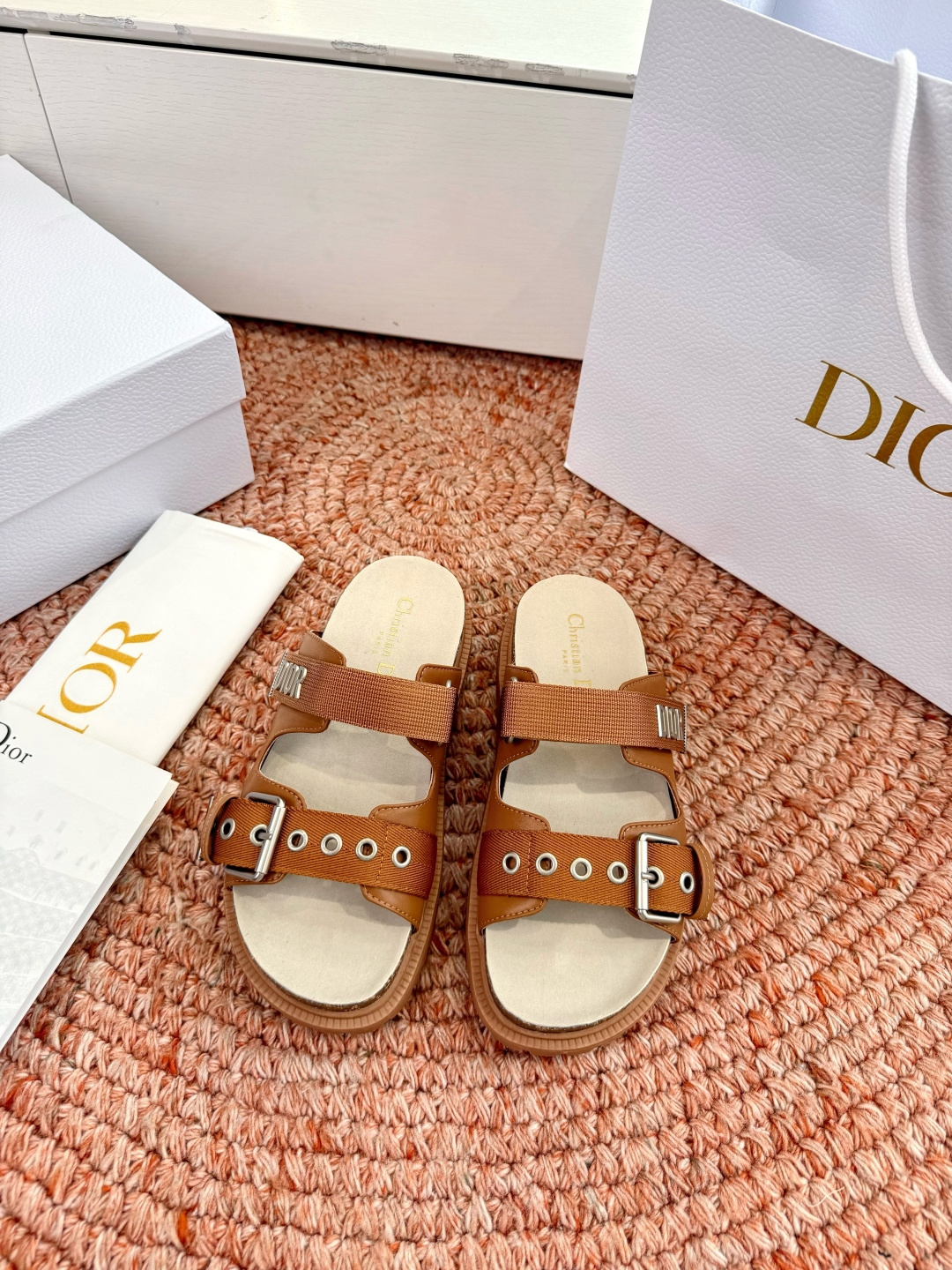 🌾代购级G133𝐃𝐢𝐎𝐑 迪奥2026早春新款凉鞋一眼就想要的凉鞋简单大方‘低调奢华！配上醒目的Chan