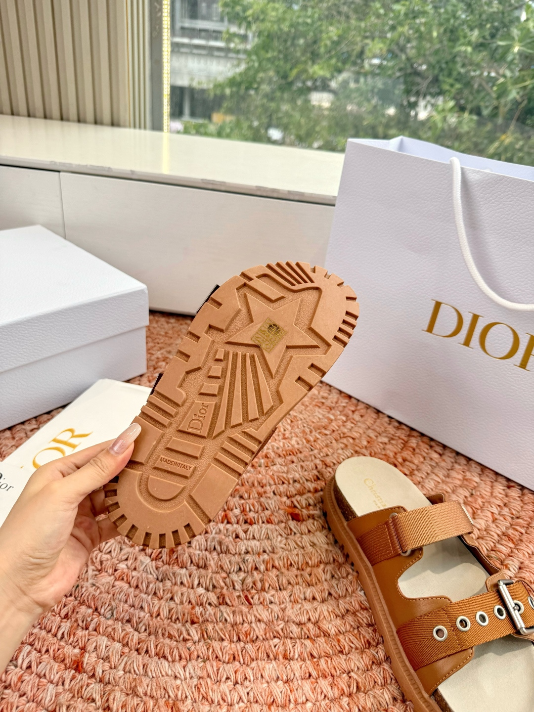 🌾代购级G133𝐃𝐢𝐎𝐑 迪奥2026早春新款凉鞋一眼就想要的凉鞋简单大方‘低调奢华！配上醒目的Chan