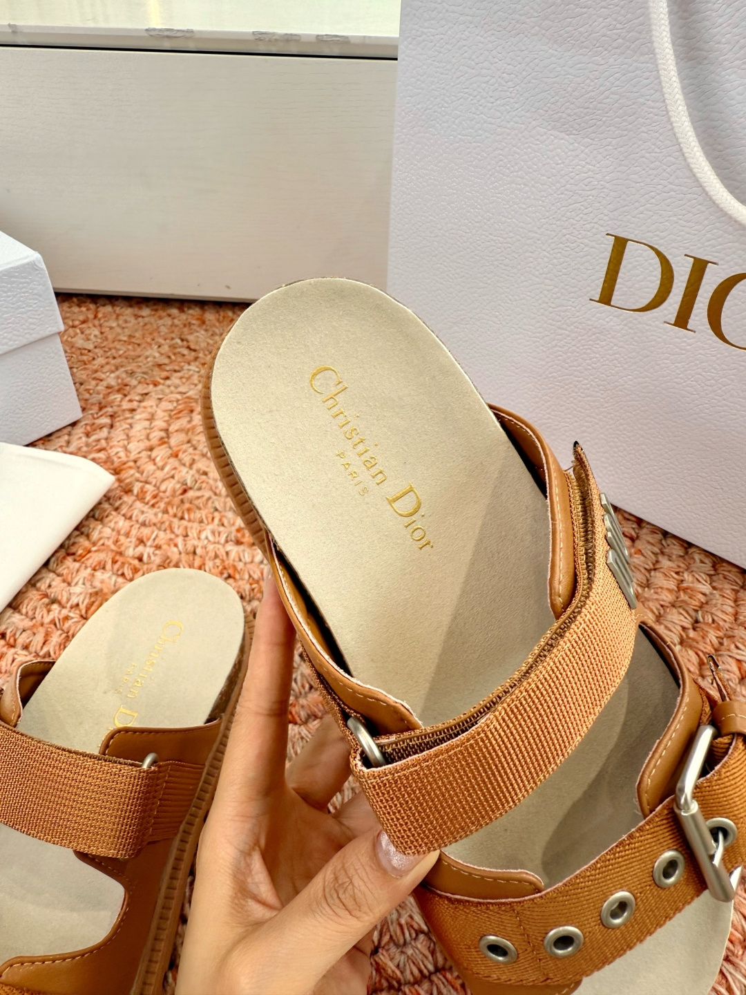 🌾代购级G133𝐃𝐢𝐎𝐑 迪奥2026早春新款凉鞋一眼就想要的凉鞋简单大方‘低调奢华！配上醒目的Chan