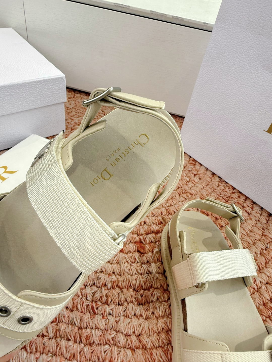 🌾代购级G133𝐃𝐢𝐎𝐑 迪奥2026早春新款凉鞋一眼就想要的凉鞋简单大方‘低调奢华！配上醒目的Chan