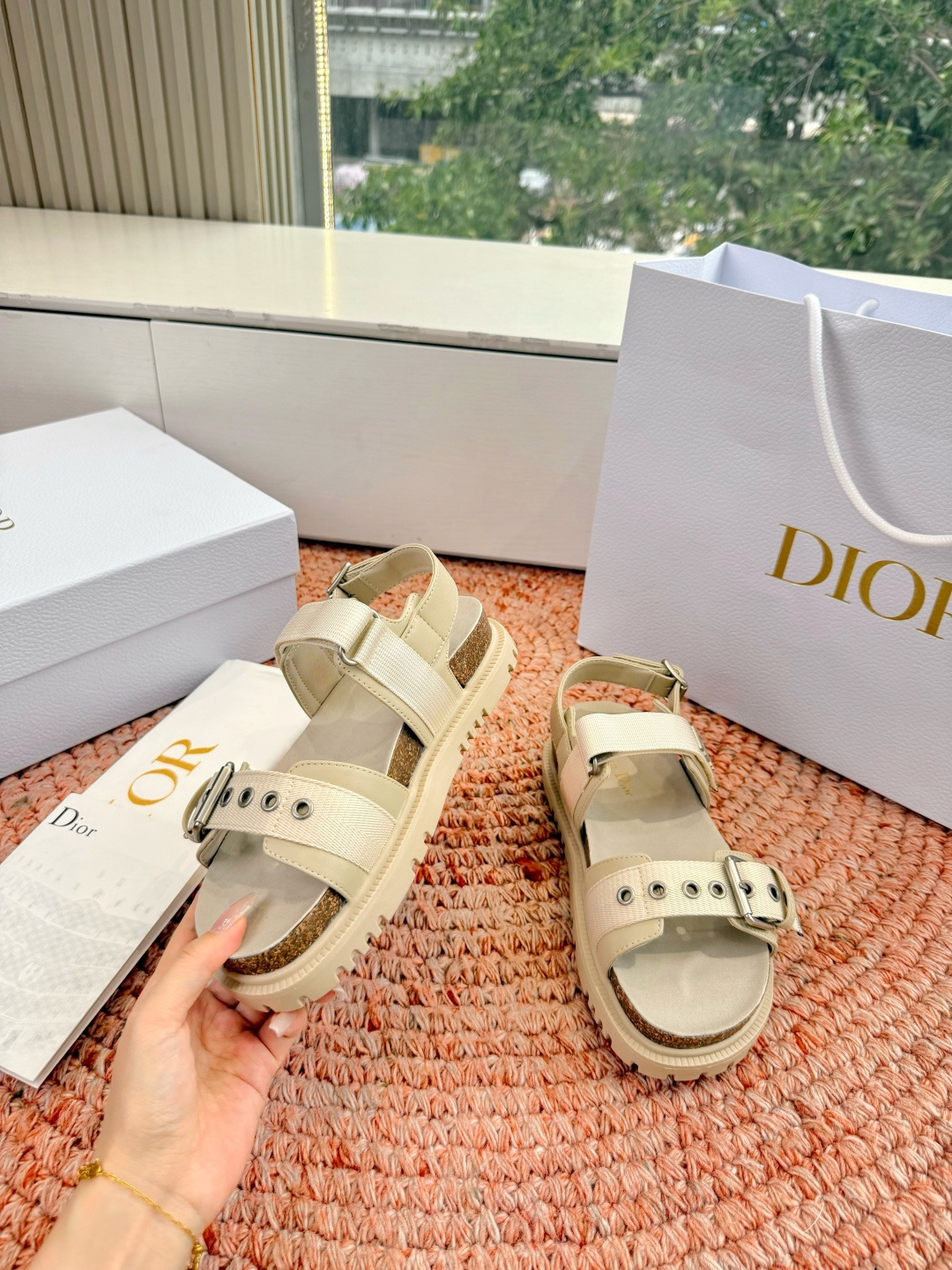 🌾代购级G133𝐃𝐢𝐎𝐑 迪奥2026早春新款凉鞋一眼就想要的凉鞋简单大方‘低调奢华！配上醒目的Chan