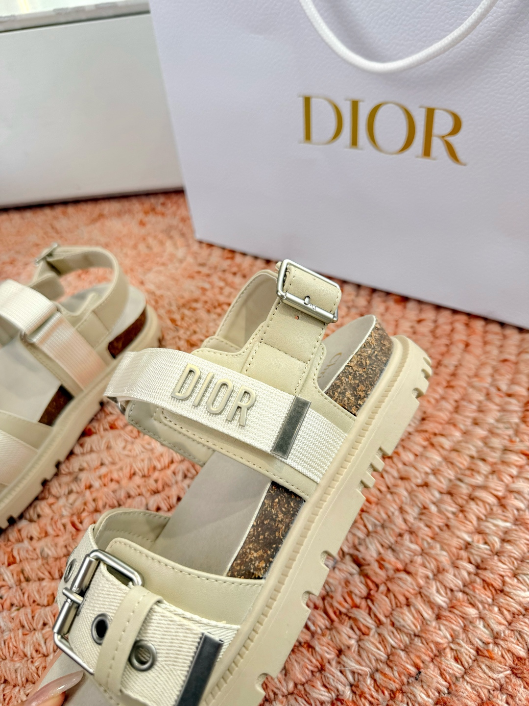 🌾代购级G133𝐃𝐢𝐎𝐑 迪奥2026早春新款凉鞋一眼就想要的凉鞋简单大方‘低调奢华！配上醒目的Chan