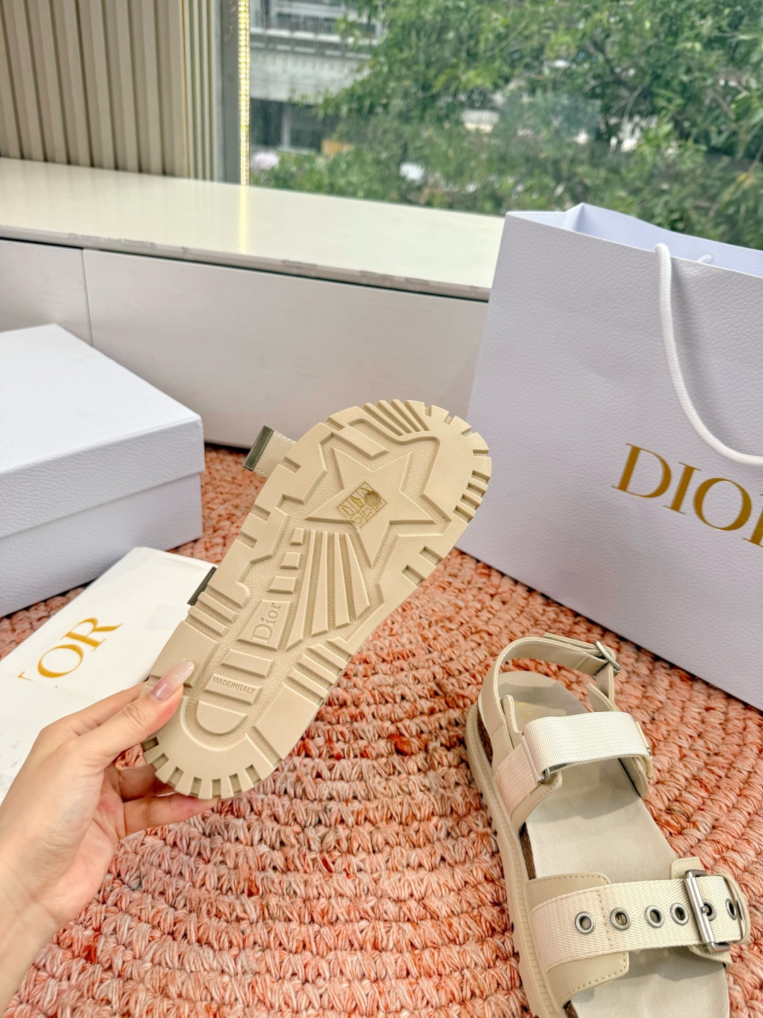 🌾代购级G133𝐃𝐢𝐎𝐑 迪奥2026早春新款凉鞋一眼就想要的凉鞋简单大方‘低调奢华！配上醒目的Chan