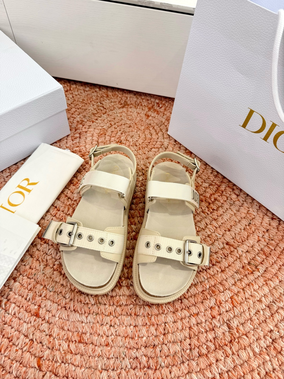 🌾代购级G133𝐃𝐢𝐎𝐑 迪奥2026早春新款凉鞋一眼就想要的凉鞋简单大方‘低调奢华！配上醒目的Chan