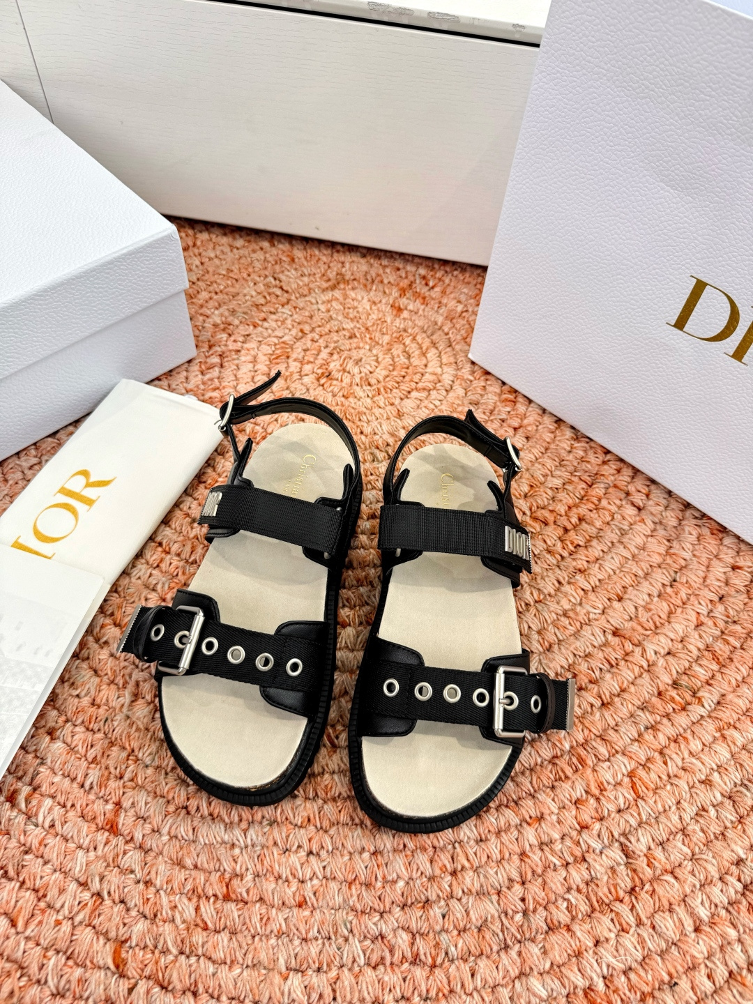 🌾代购级G133𝐃𝐢𝐎𝐑 迪奥2026早春新款凉鞋一眼就想要的凉鞋简单大方‘低调奢华！配上醒目的Chan