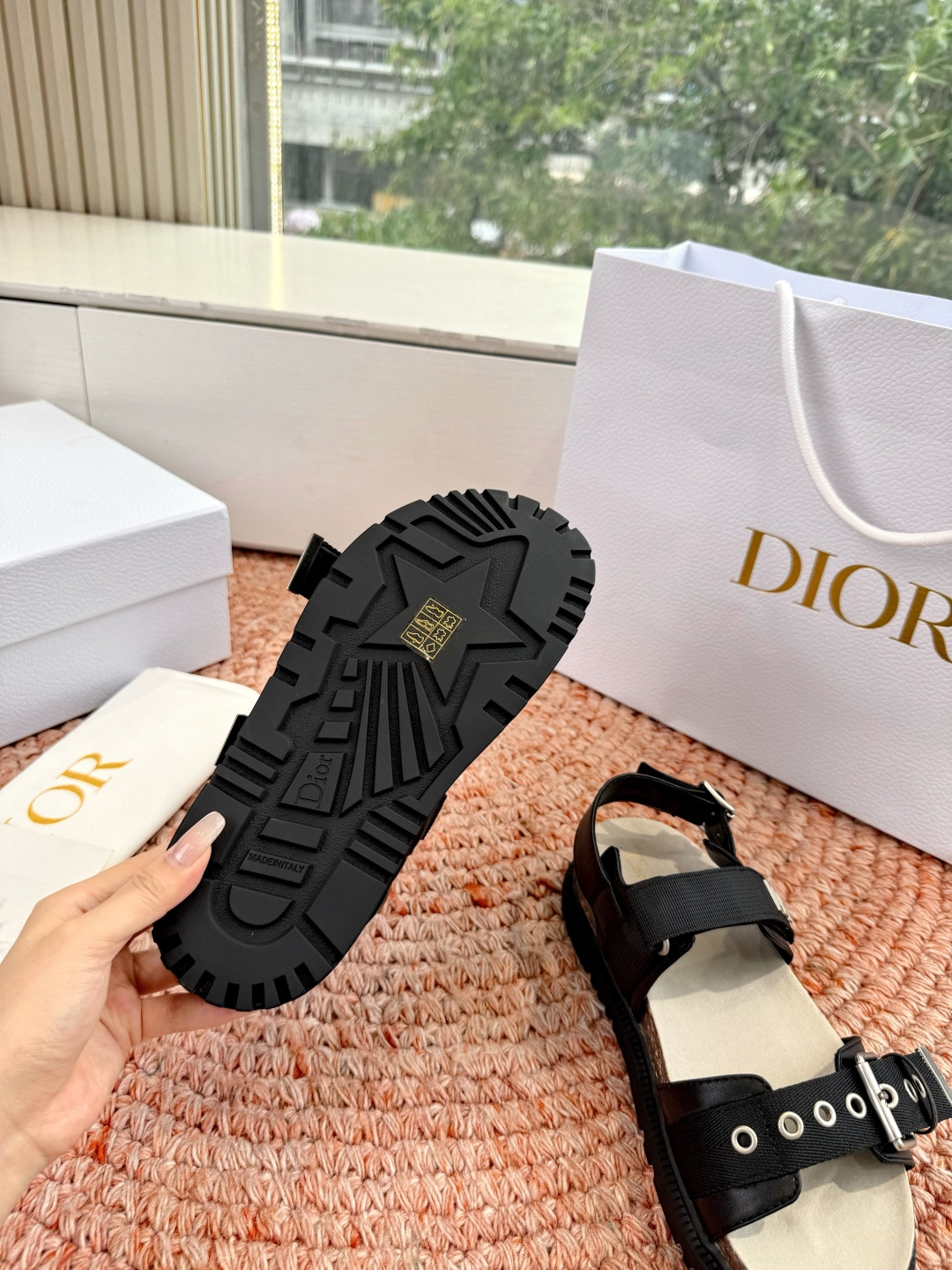 🌾代购级G133𝐃𝐢𝐎𝐑 迪奥2026早春新款凉鞋一眼就想要的凉鞋简单大方‘低调奢华！配上醒目的Chan