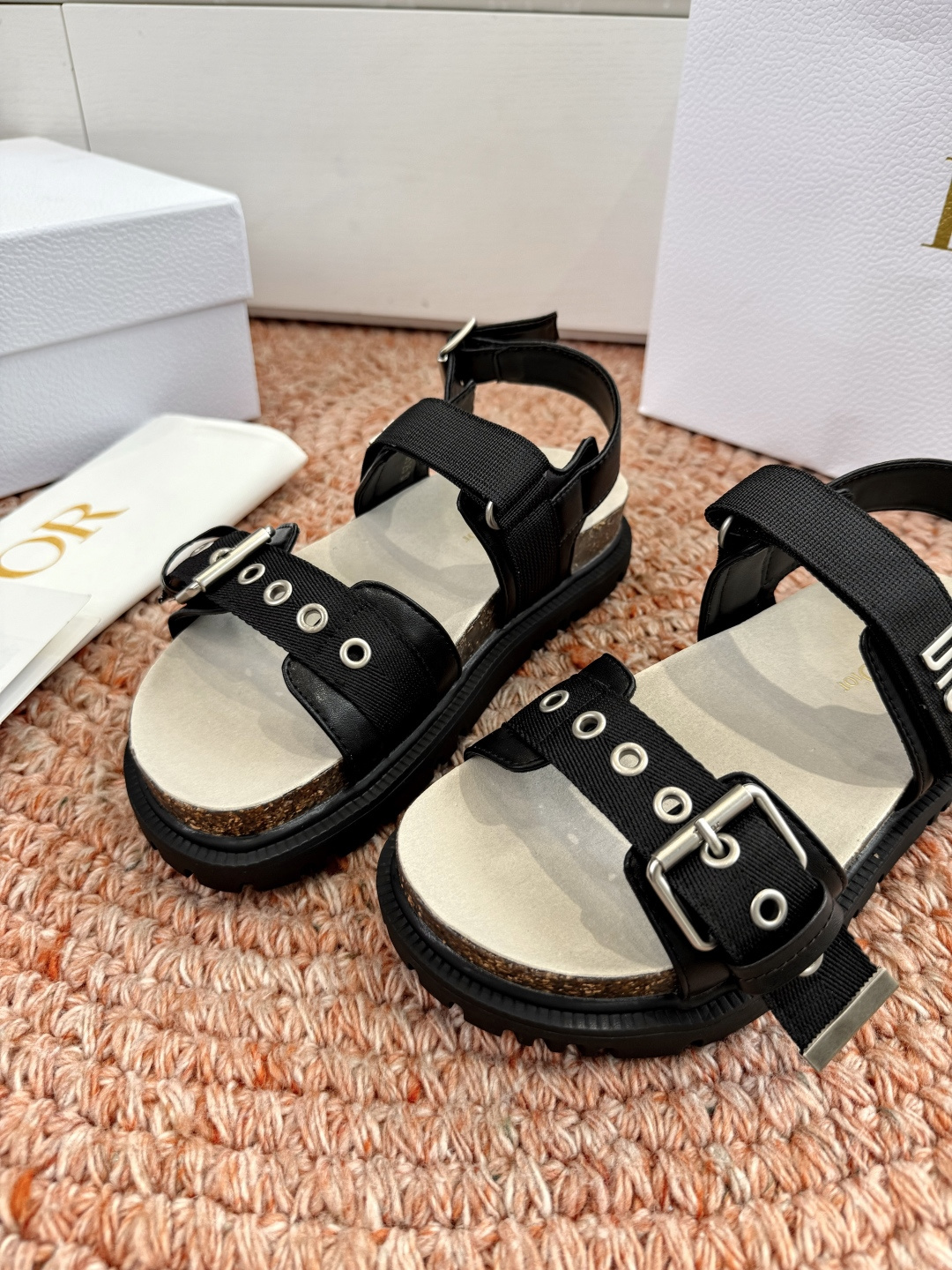 🌾代购级G133𝐃𝐢𝐎𝐑 迪奥2026早春新款凉鞋一眼就想要的凉鞋简单大方‘低调奢华！配上醒目的Chan