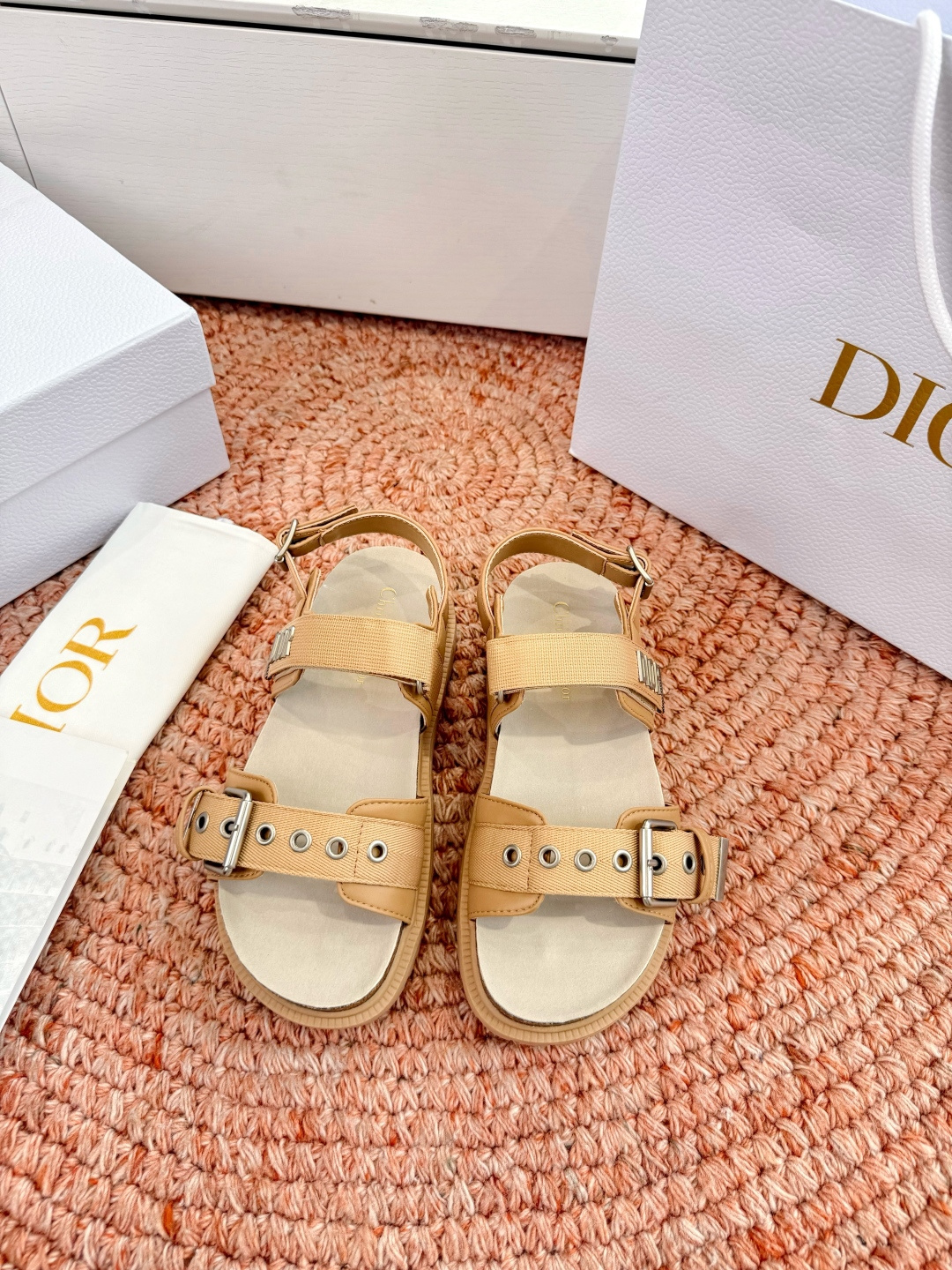 🌾代购级G133𝐃𝐢𝐎𝐑 迪奥2026早春新款凉鞋一眼就想要的凉鞋简单大方‘低调奢华！配上醒目的Chan