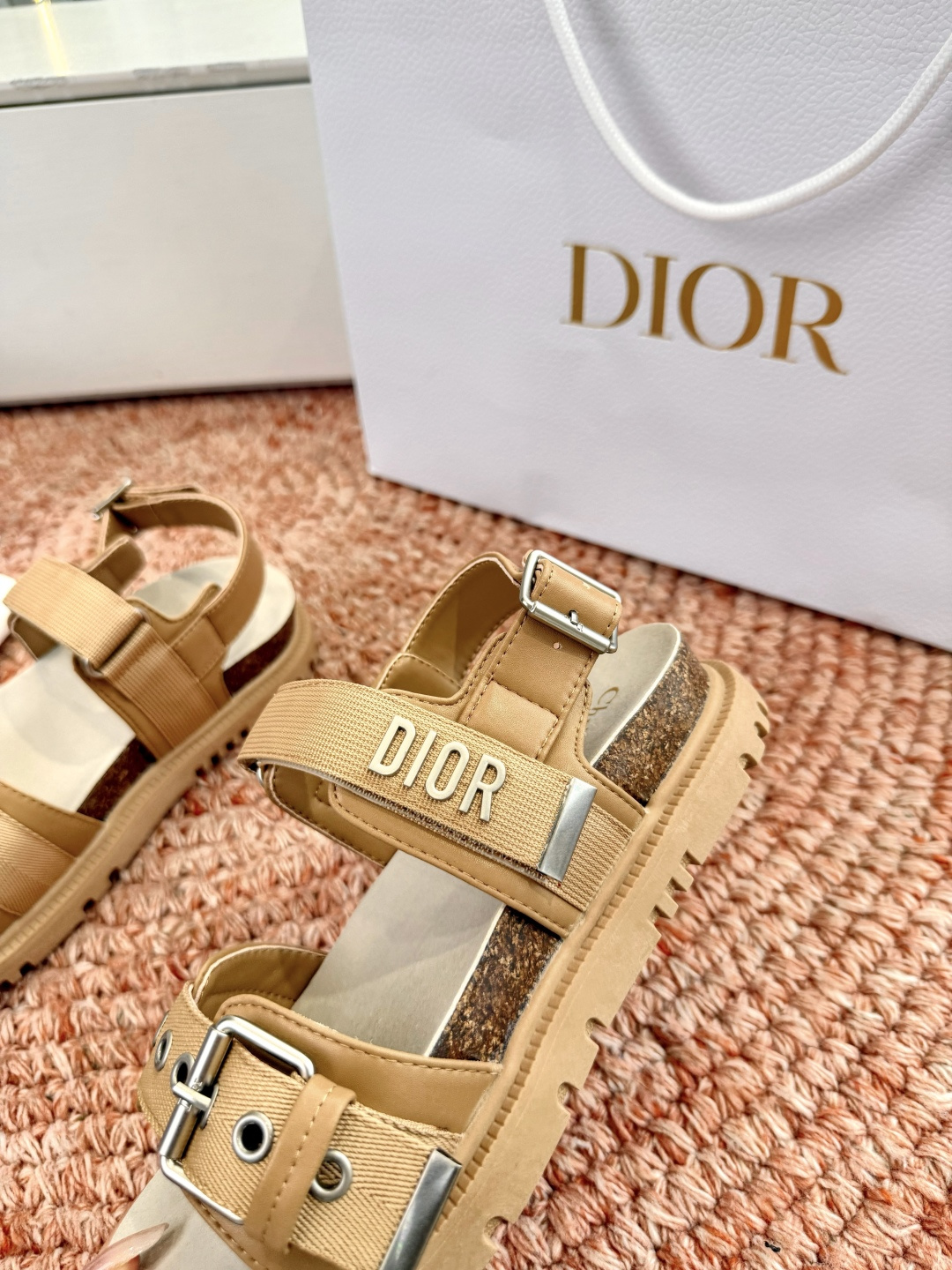 🌾代购级G133𝐃𝐢𝐎𝐑 迪奥2026早春新款凉鞋一眼就想要的凉鞋简单大方‘低调奢华！配上醒目的Chan