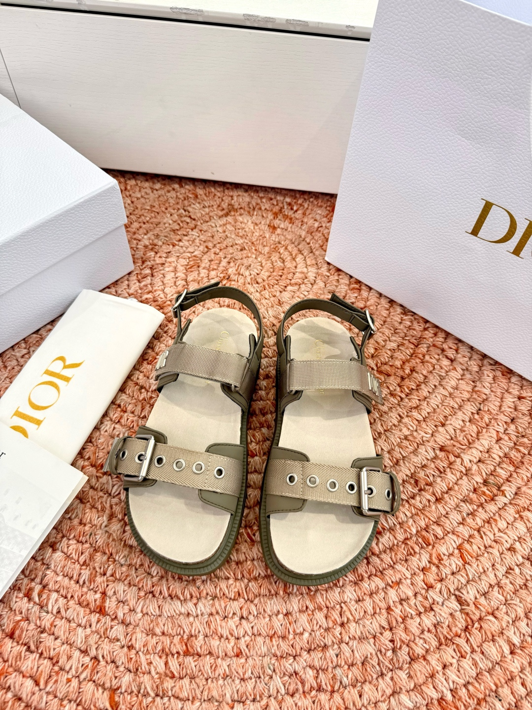 🌾代购级G133𝐃𝐢𝐎𝐑 迪奥2026早春新款凉鞋一眼就想要的凉鞋简单大方‘低调奢华！配上醒目的Chan