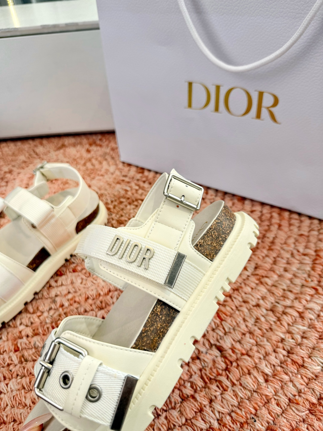 🌾代购级G133𝐃𝐢𝐎𝐑 迪奥2026早春新款凉鞋一眼就想要的凉鞋简单大方‘低调奢华！配上醒目的Chan