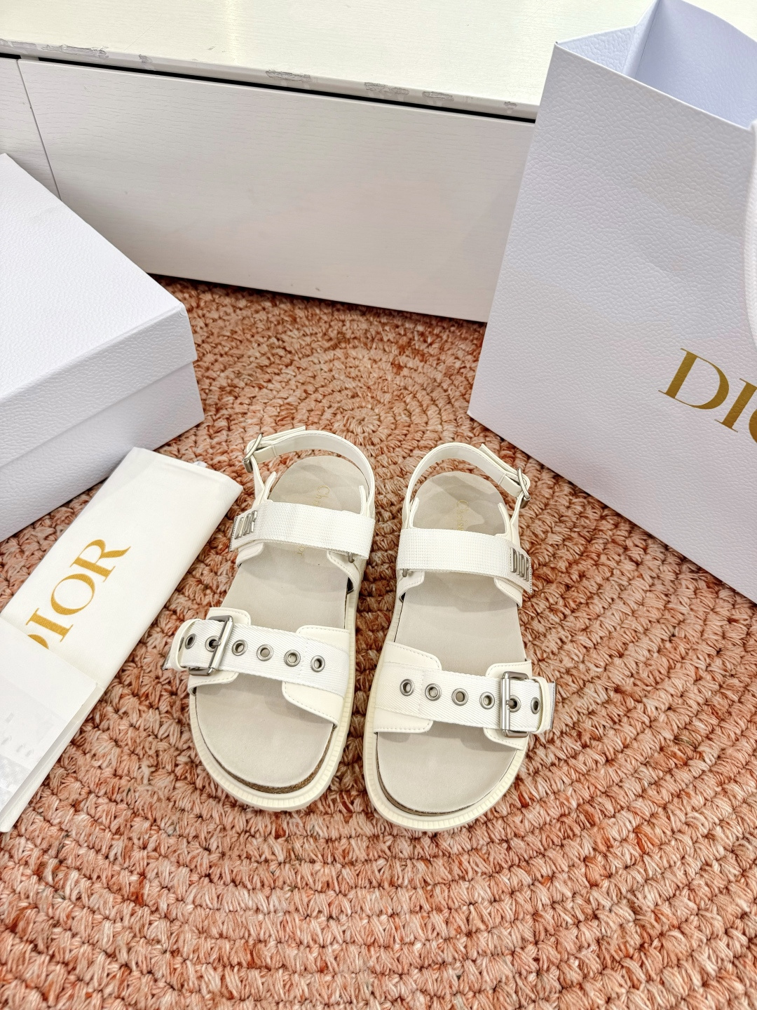 🌾代购级G133𝐃𝐢𝐎𝐑 迪奥2026早春新款凉鞋一眼就想要的凉鞋简单大方‘低调奢华！配上醒目的Chan